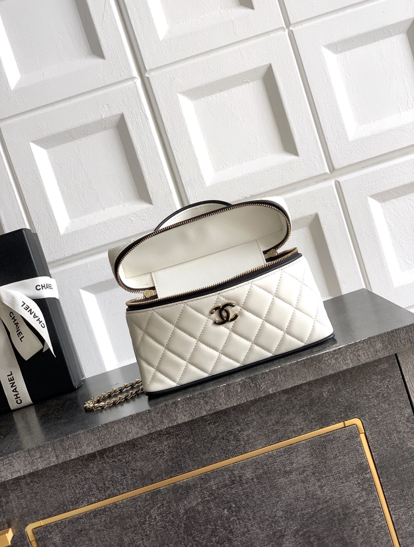 Chanel Vanity with Chain AP5186 17x19.5x5cm