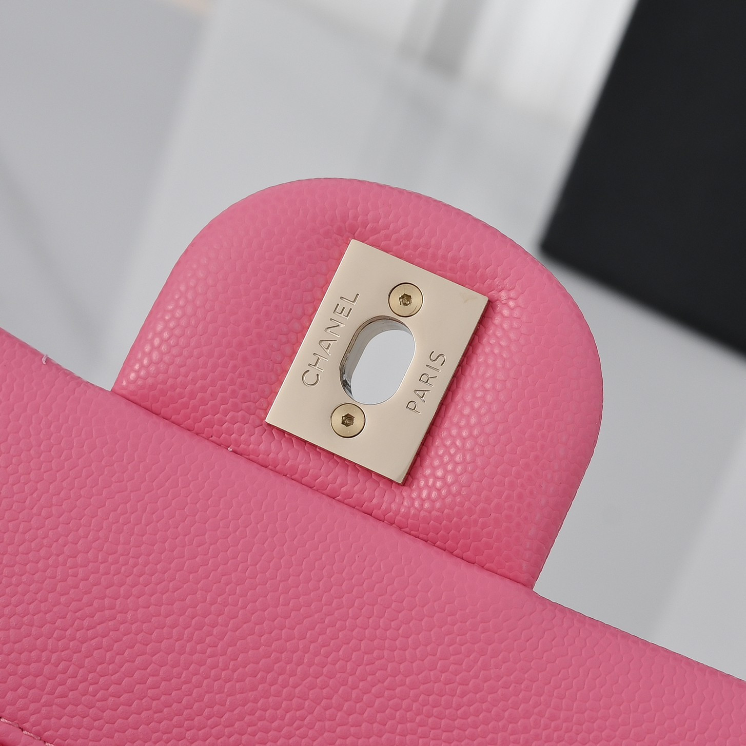 Chanel Classic Flap handbag Rose with light gold hardware and caviar leather A01113 23x14.5x6cm