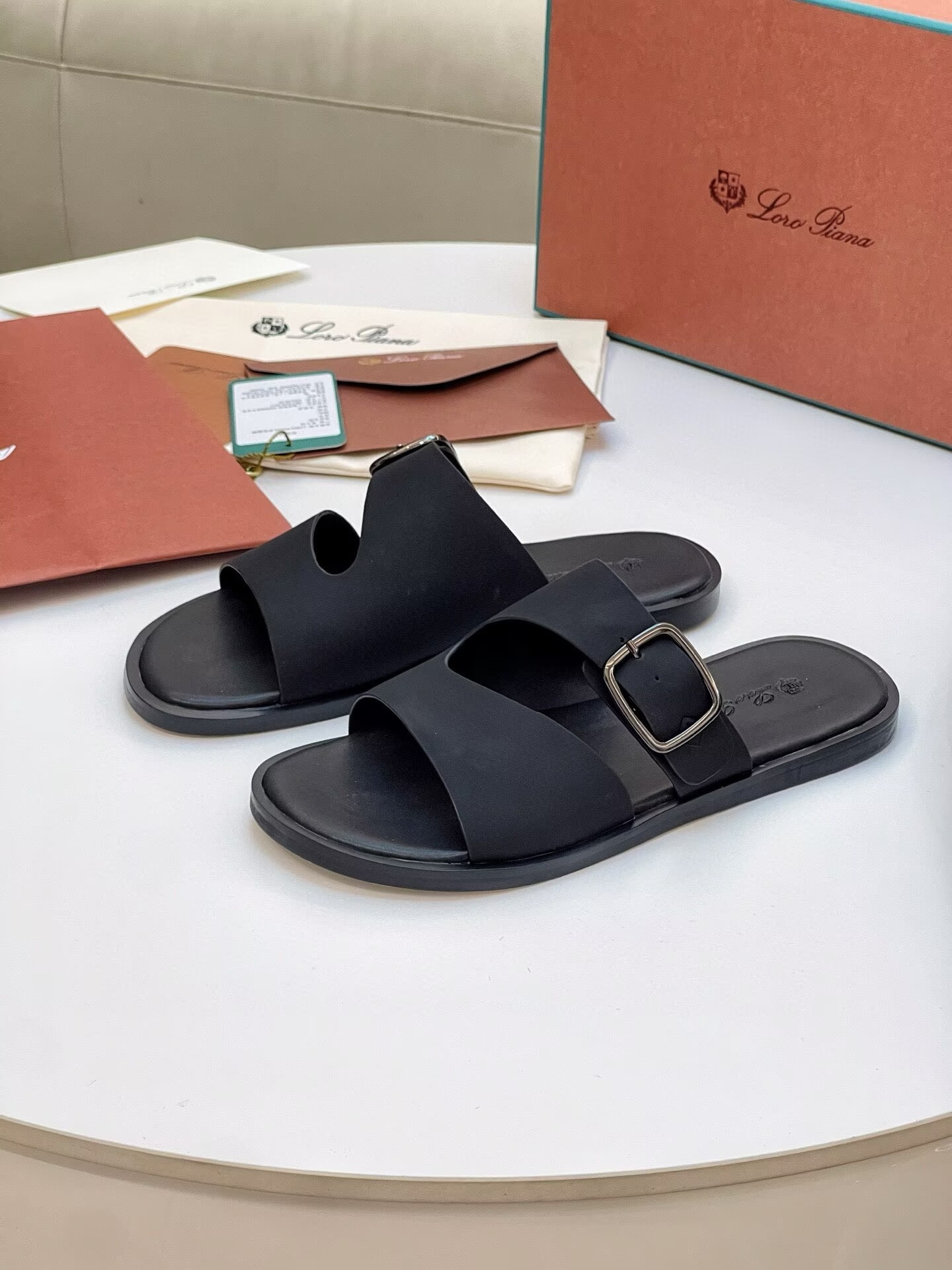 ua L0r0 P1ana sandals
