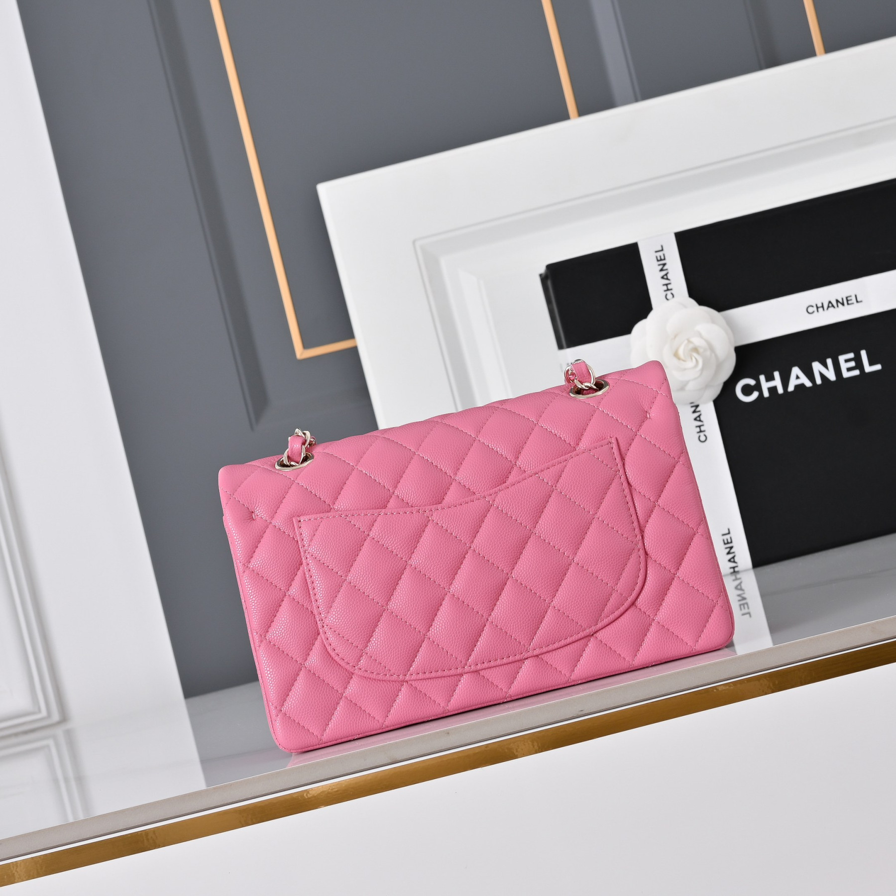 Chanel Classic Flap handbag Rose with light gold hardware and caviar leather A01113 23x14.5x6cm