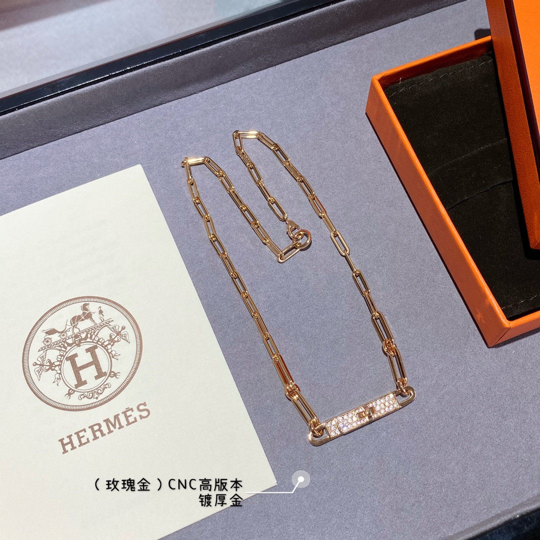H**me5 belt button Necklace