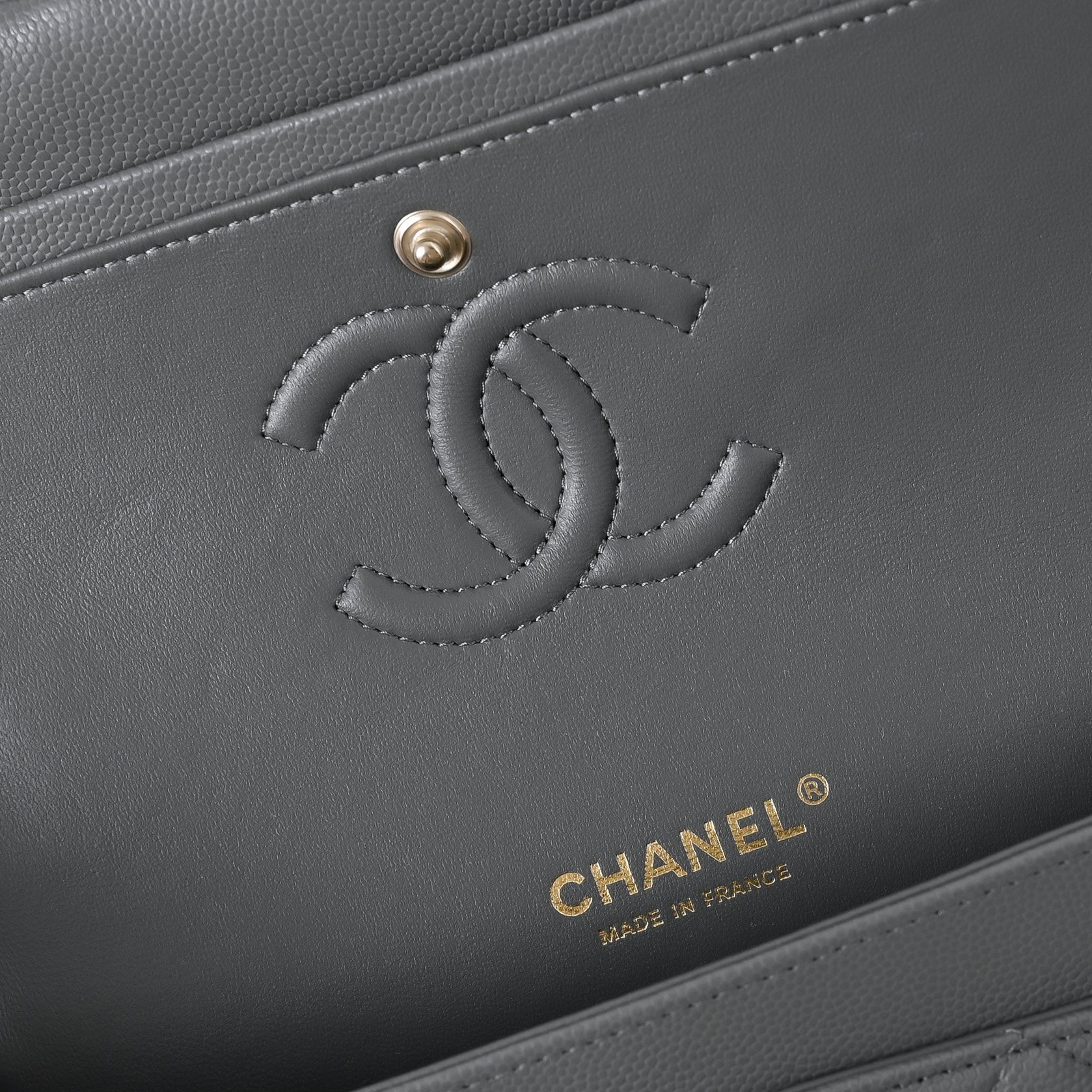 Chanel Classic Flap handbag caviar leather and light gold-tone metal hardware A01113 23x14.5x6cm