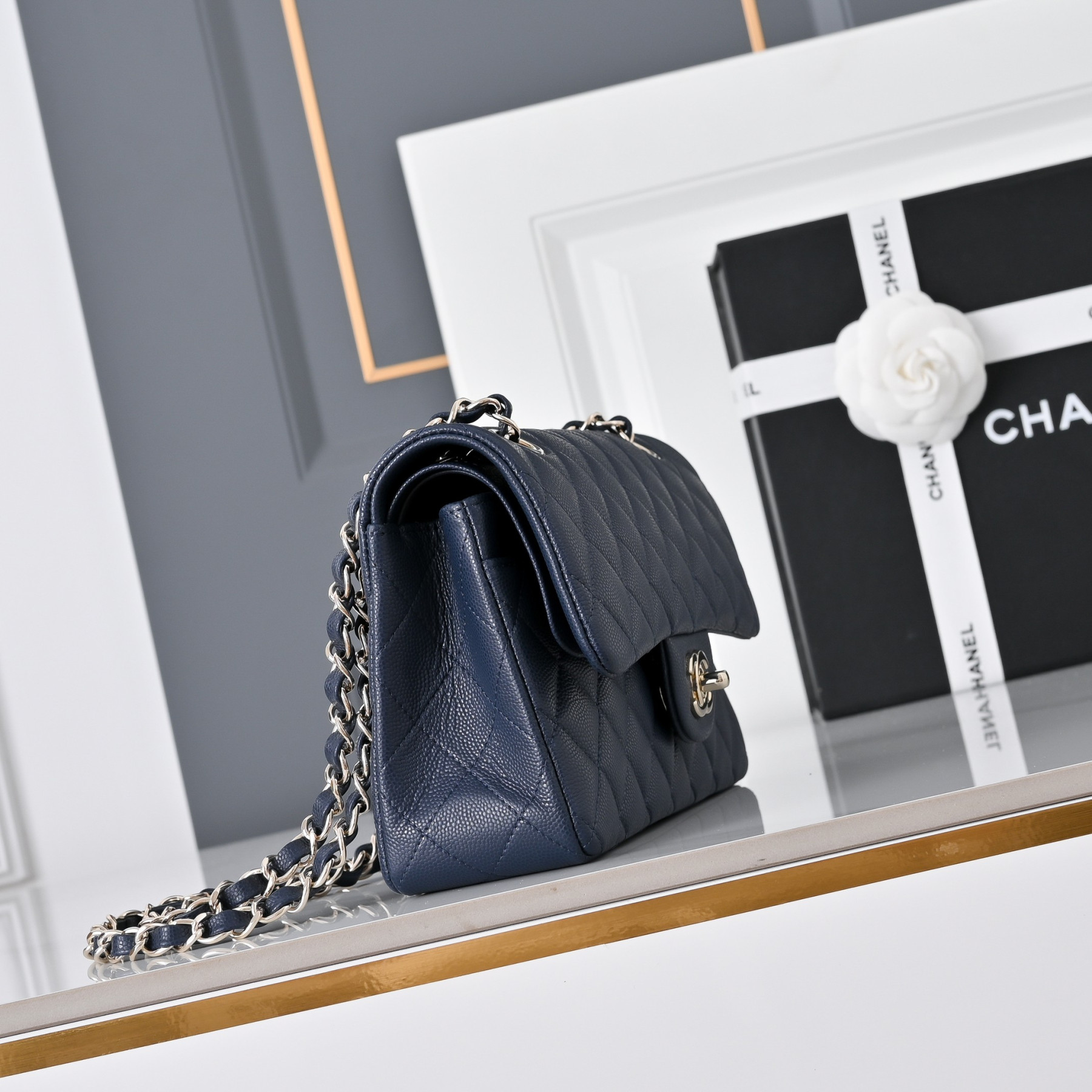 Chanel Classic Flap handbag Royal blue with light gold hardware and caviar leather A01113 23x14.5x6cm