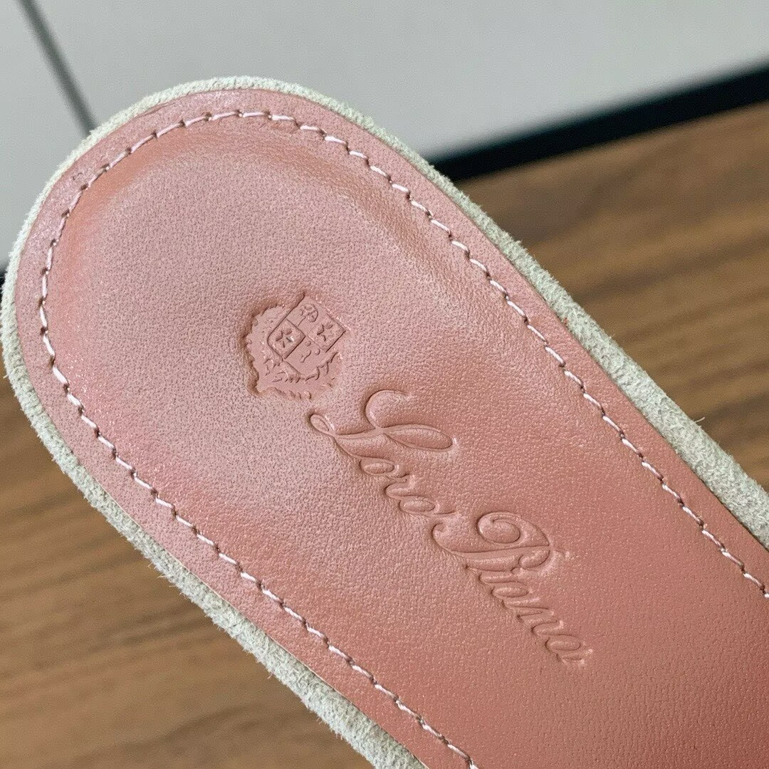 ua L0r0 P1ana summer charms sandal