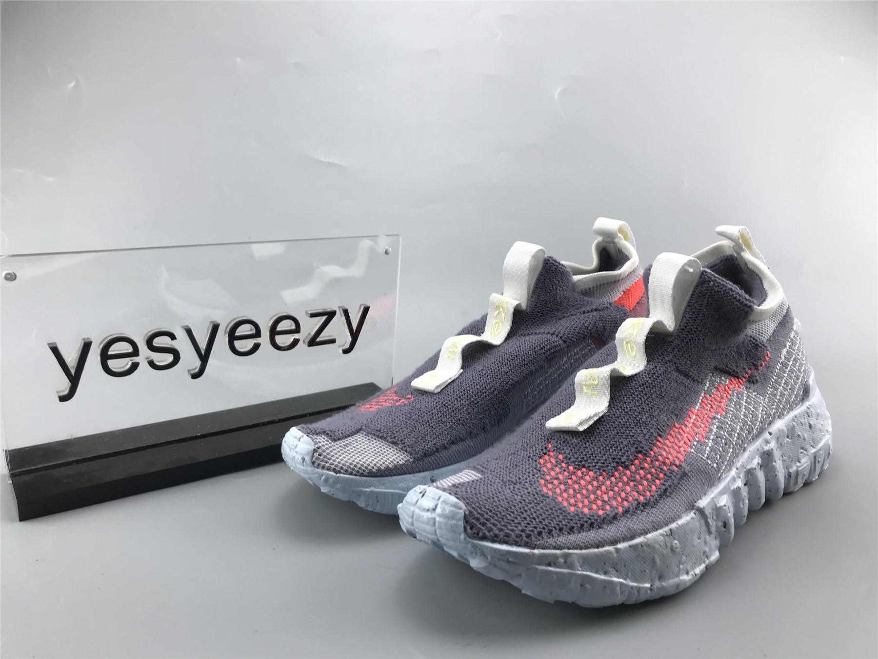UA NIKE SPACE HIPPIE 02