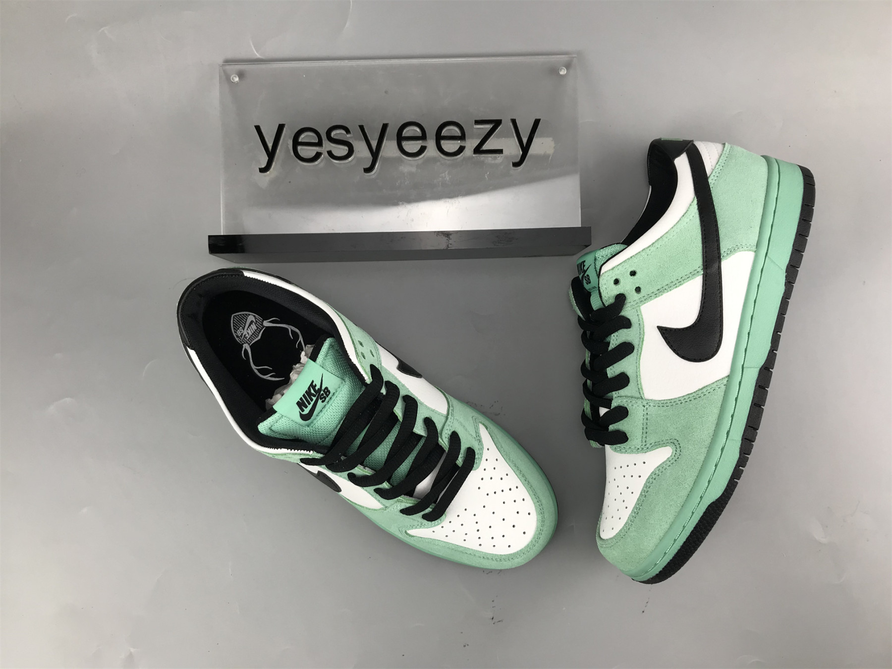 UA NIKE SB DUNK LOW