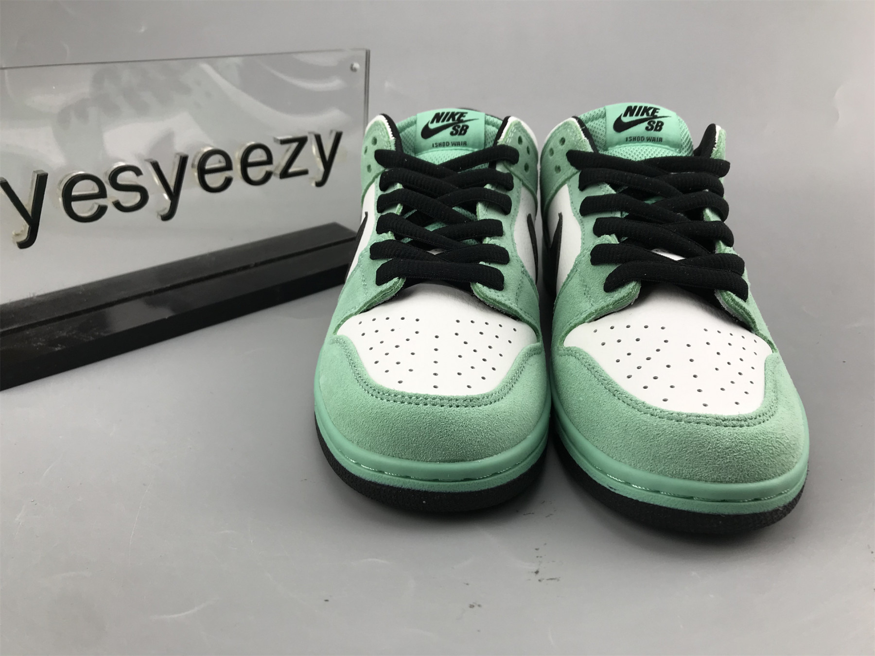 UA NIKE SB DUNK LOW