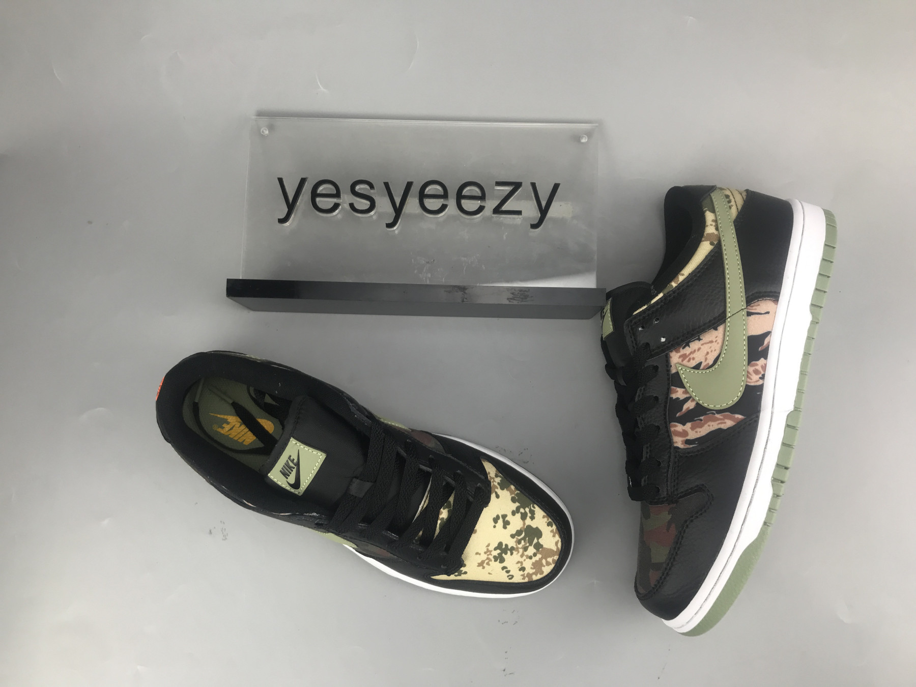 UA NIKE DUNK LOW SE