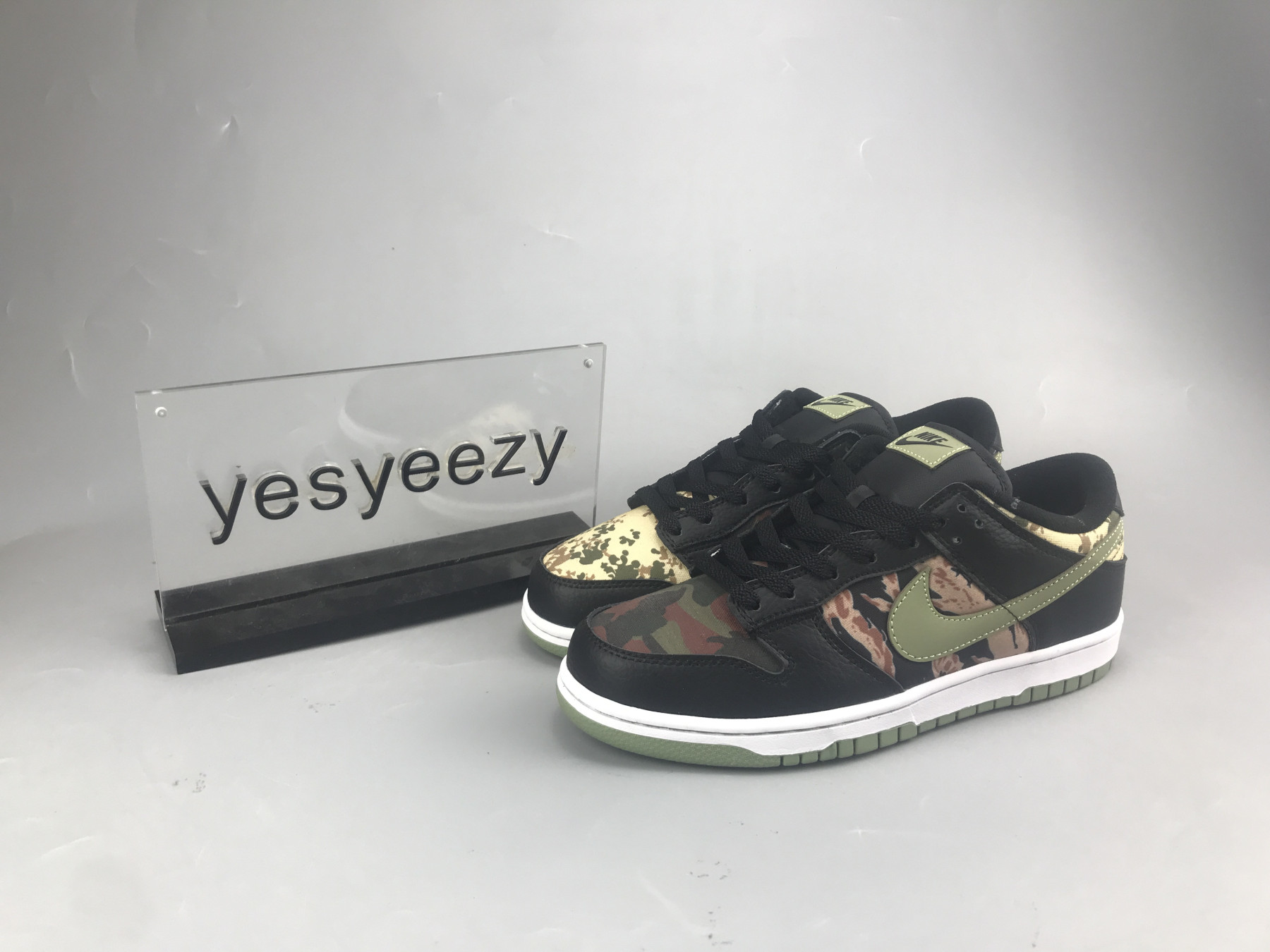 UA NIKE DUNK LOW SE