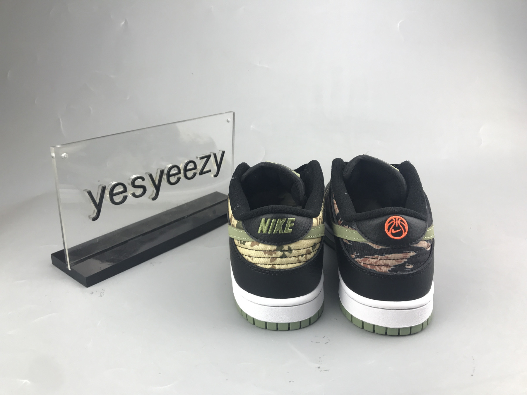 UA NIKE DUNK LOW SE