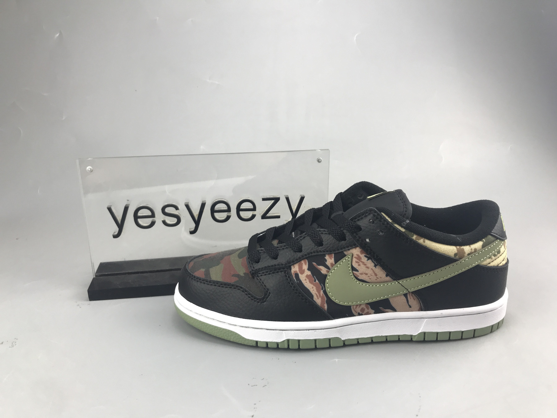 UA NIKE DUNK LOW SE
