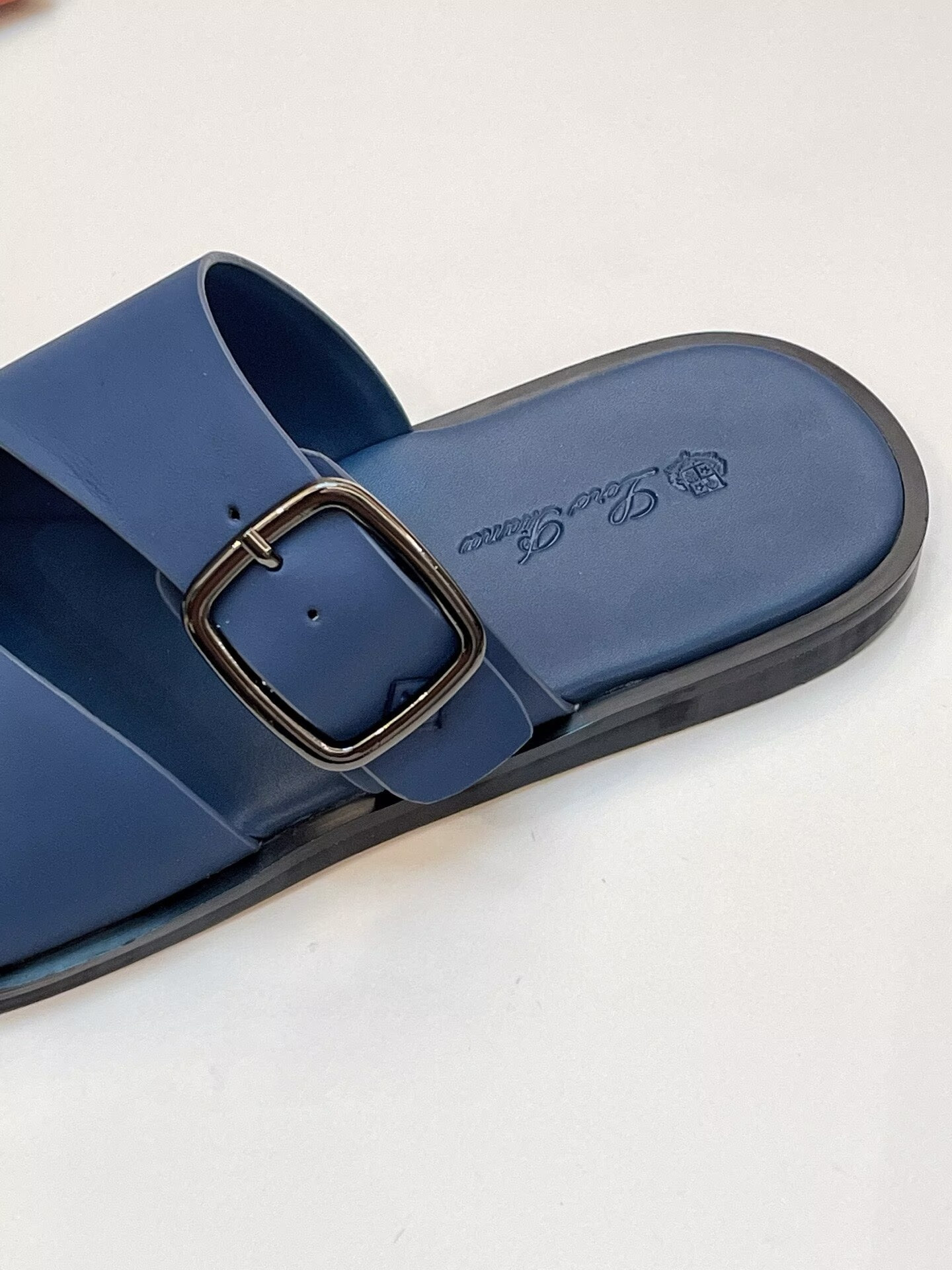 ua L0r0 P1ana sandals