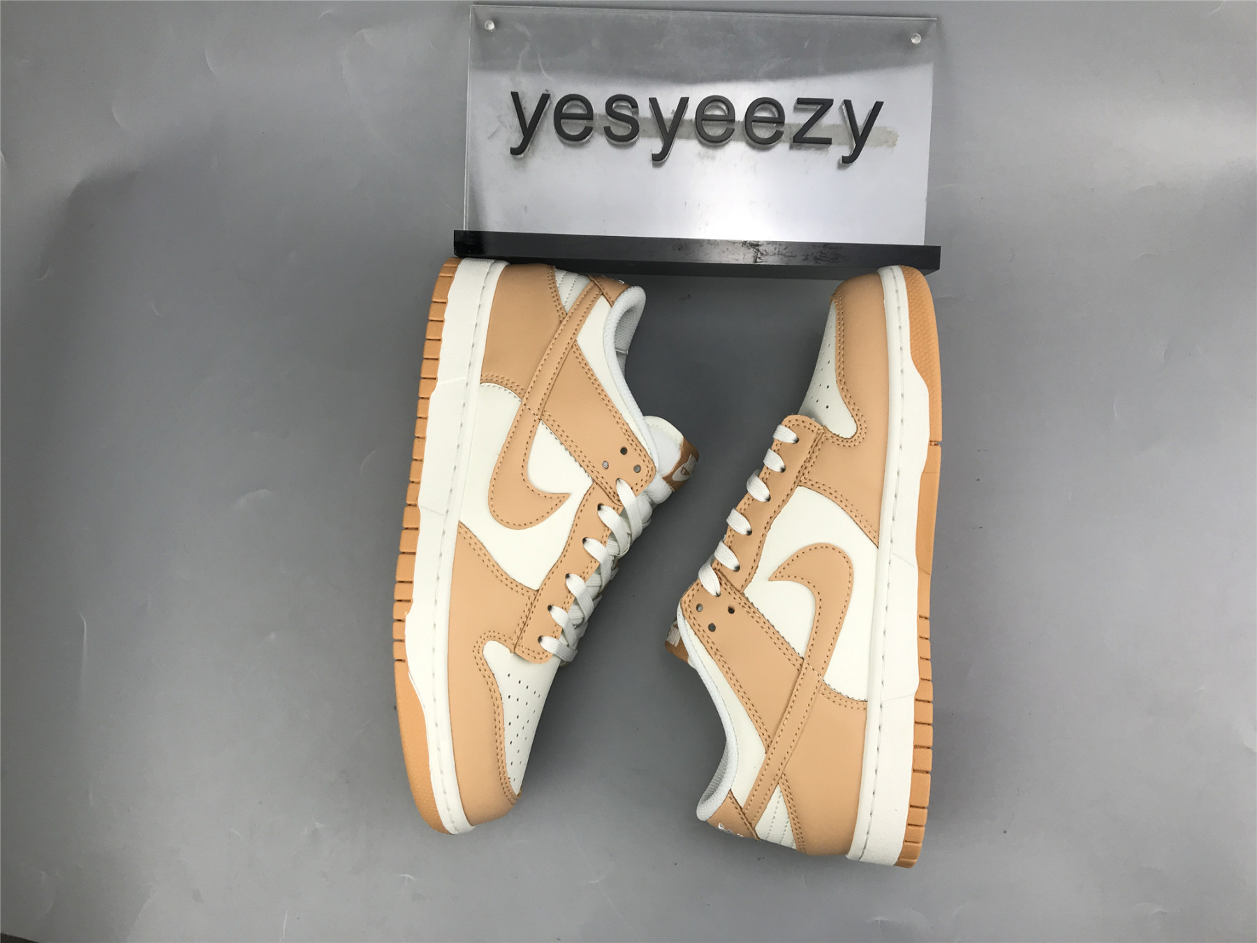 UA NIKE WMNS DUNK LOW