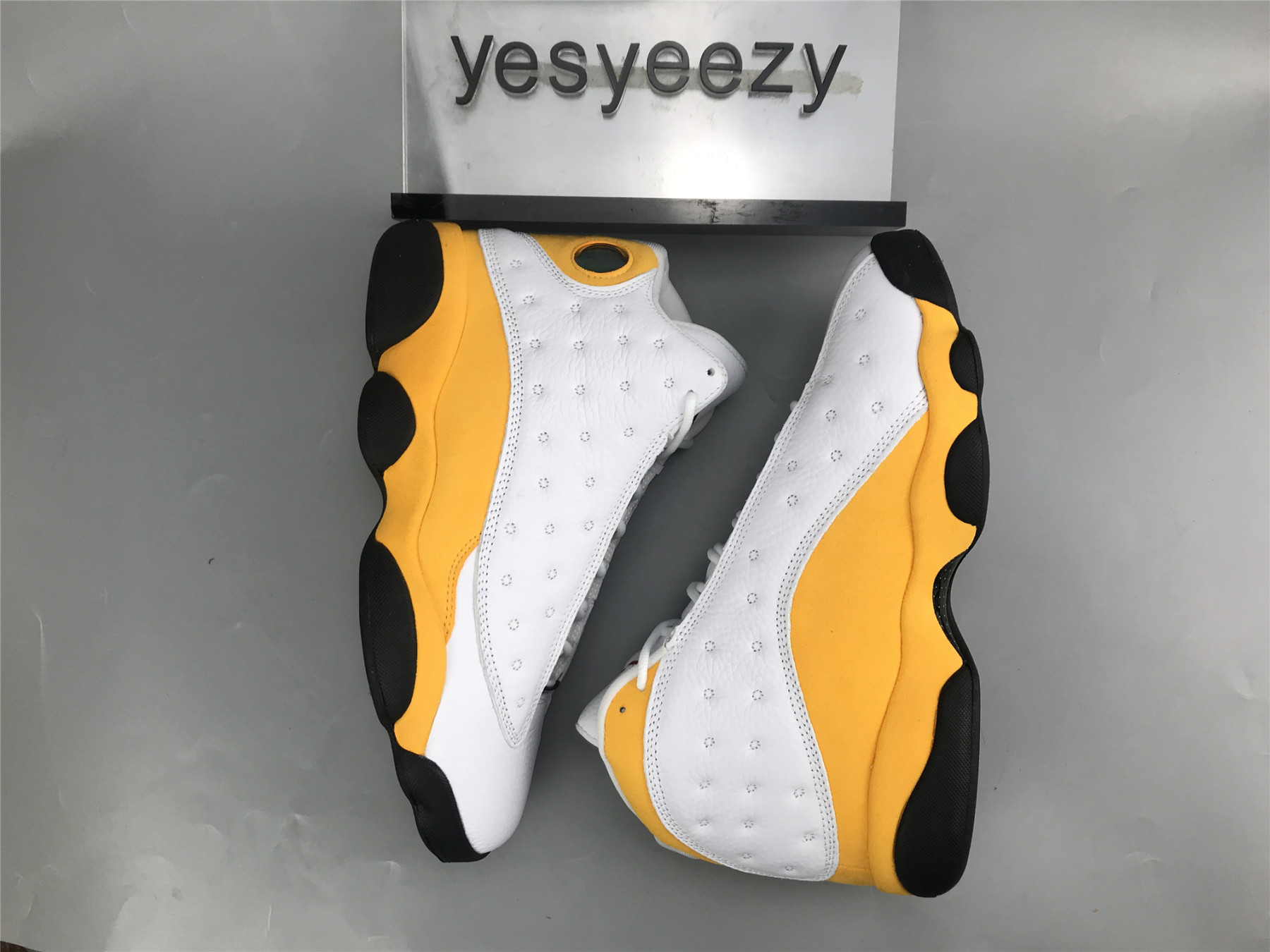 UA AIR JORDAN 13