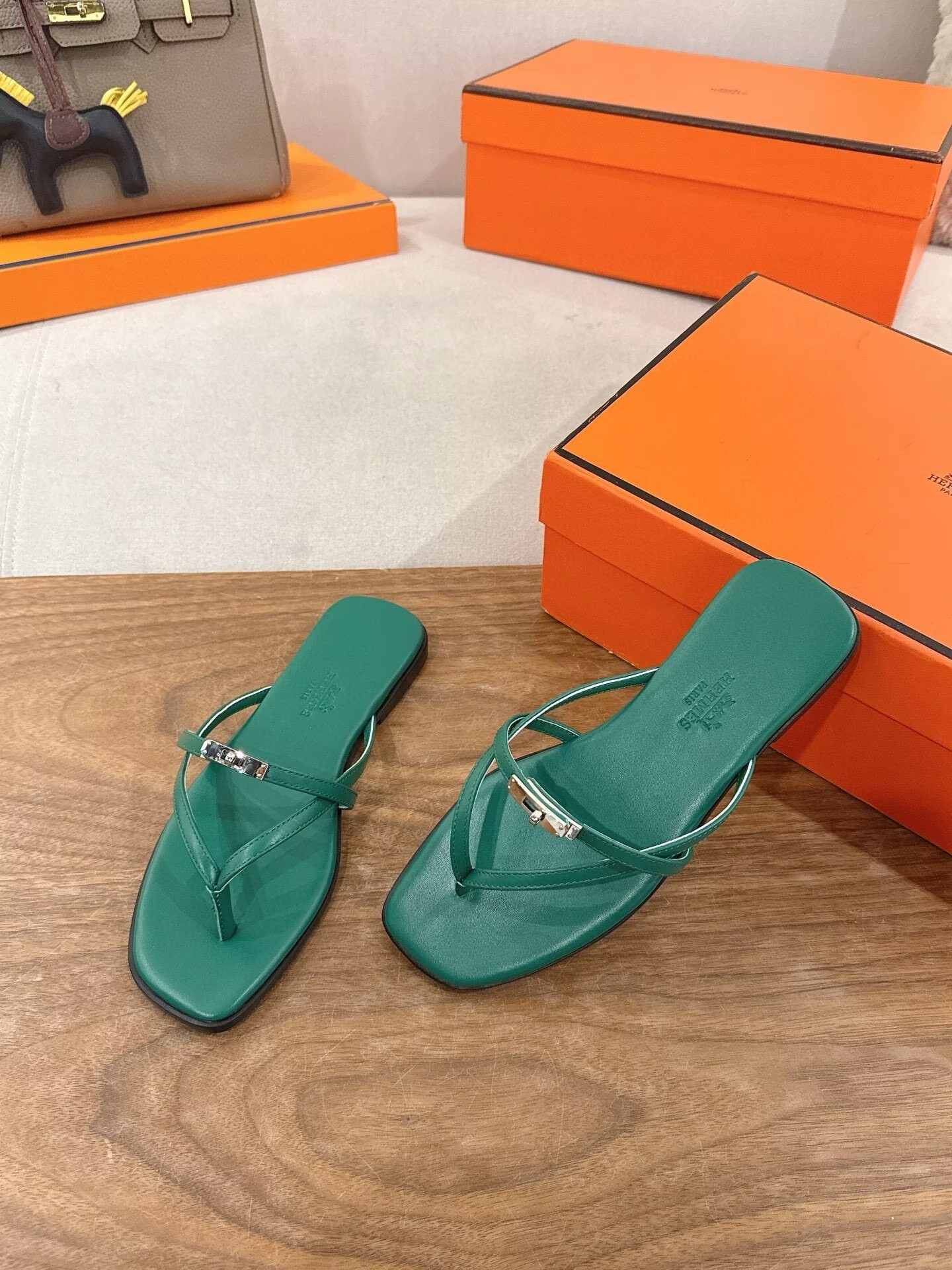 ua H**me5 miss sandals