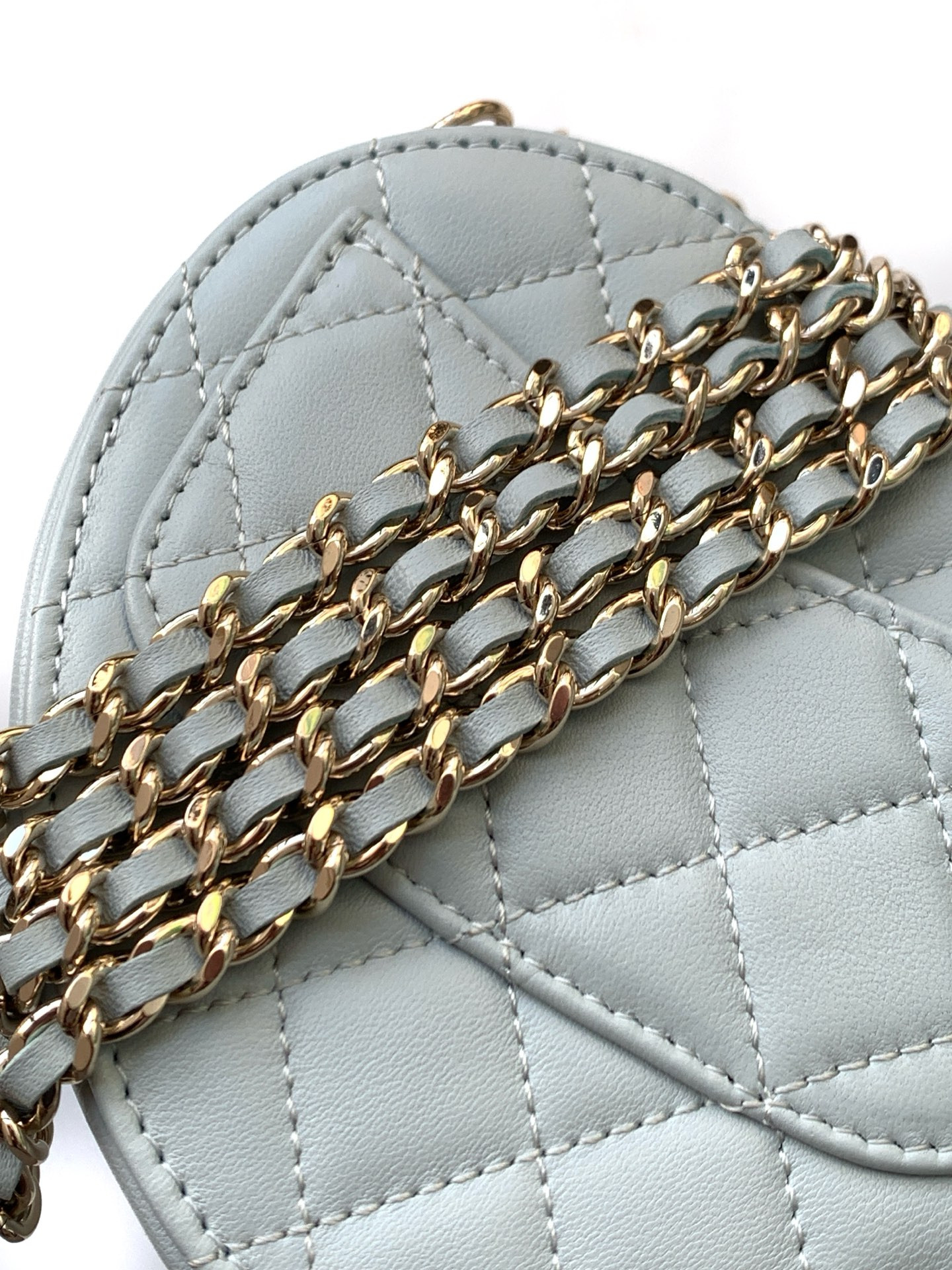 Chanel Mini 22S Heart Clutch With Chain 12x13x5.5cm