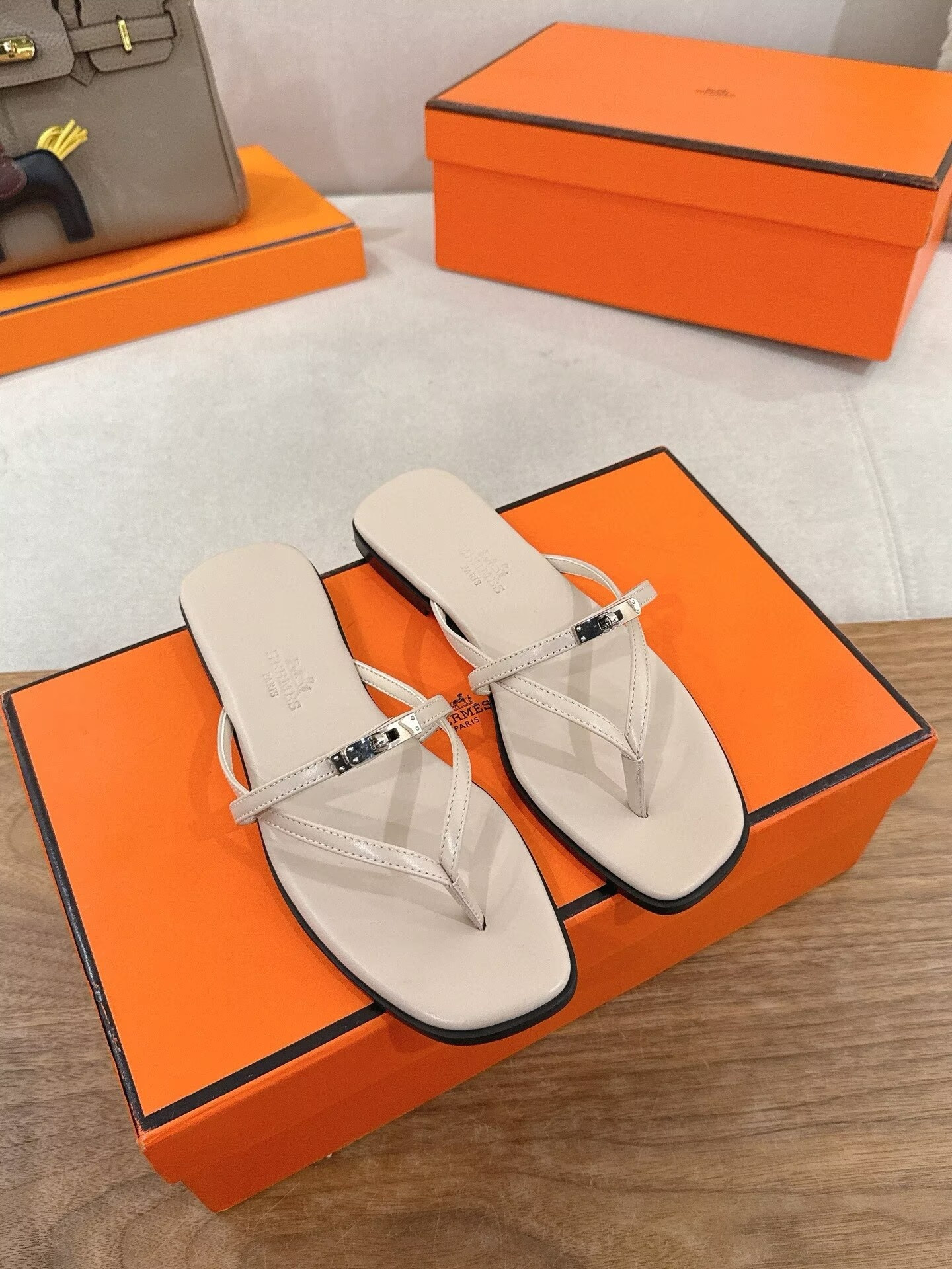 ua H**me5 miss sandals