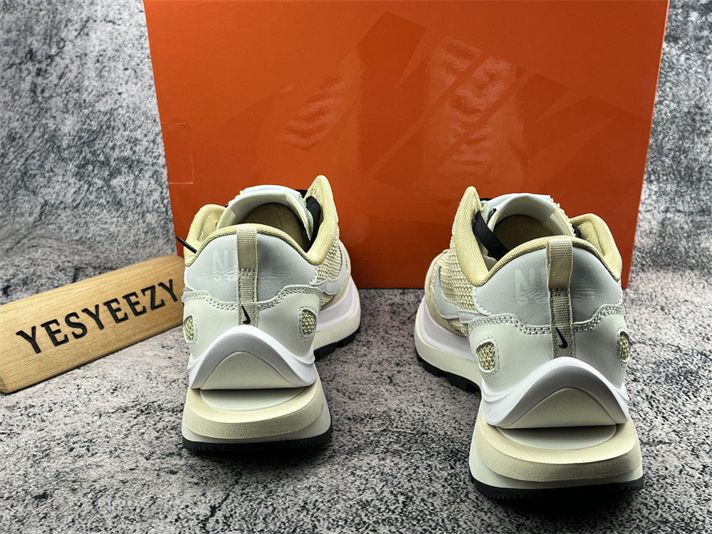 UA NIKE VAPORWAFFLE SACAI SPORT BEIGE