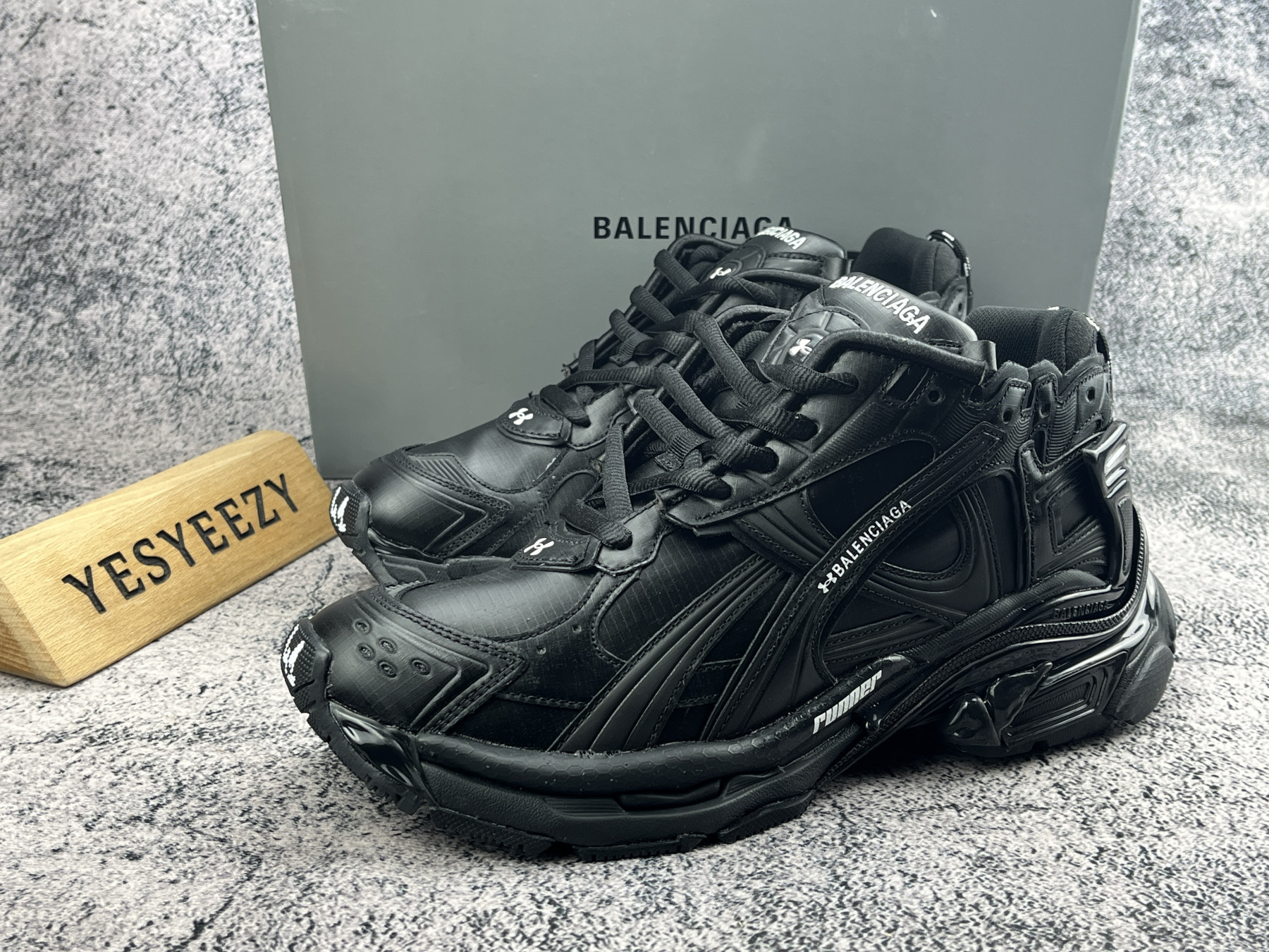 ua Ba1en*iaga runner sneaker