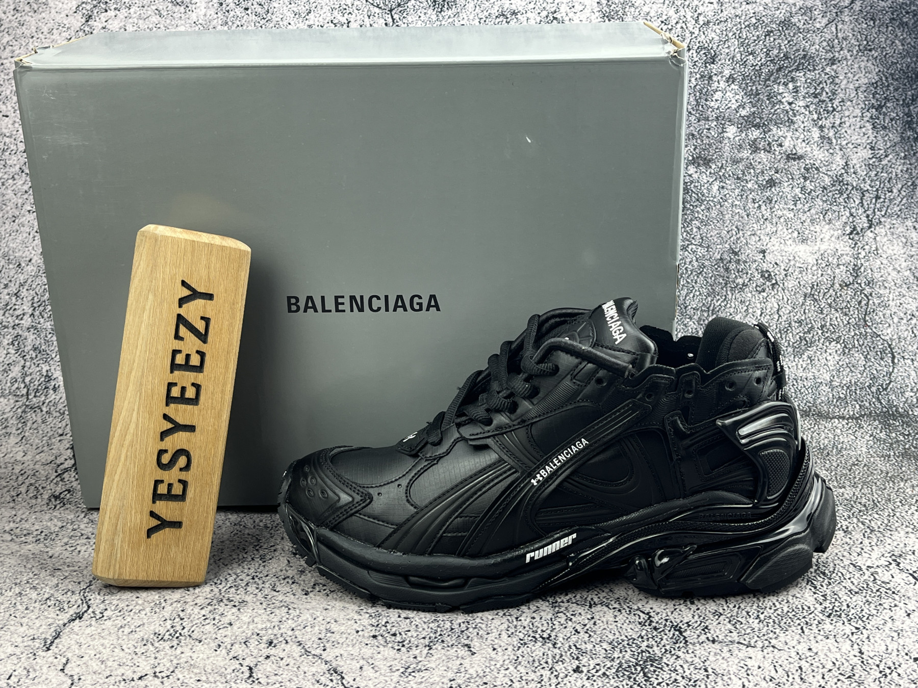 ua Ba1en*iaga runner sneaker