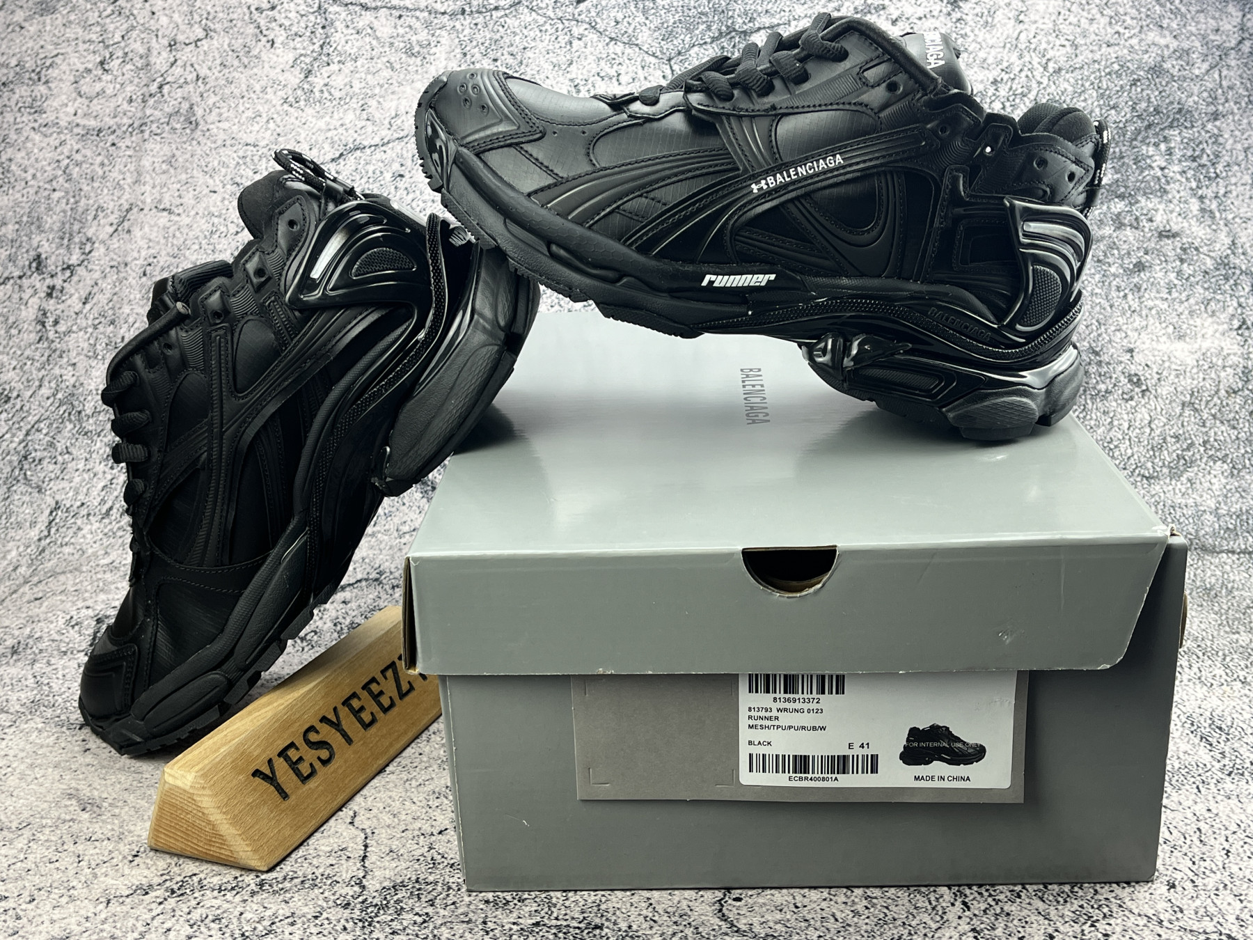 ua Ba1en*iaga runner sneaker