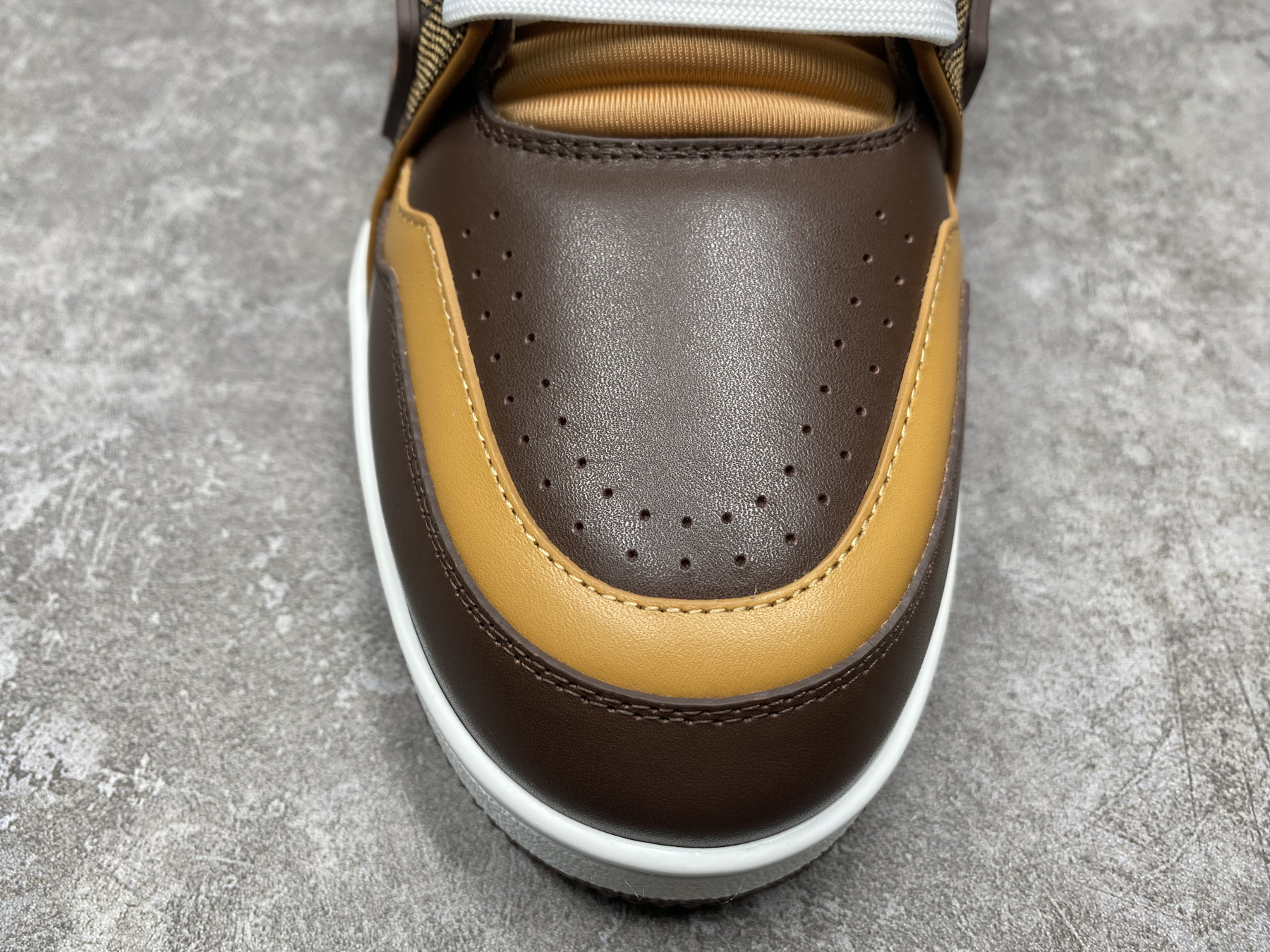 UA LV trainer Sneakers