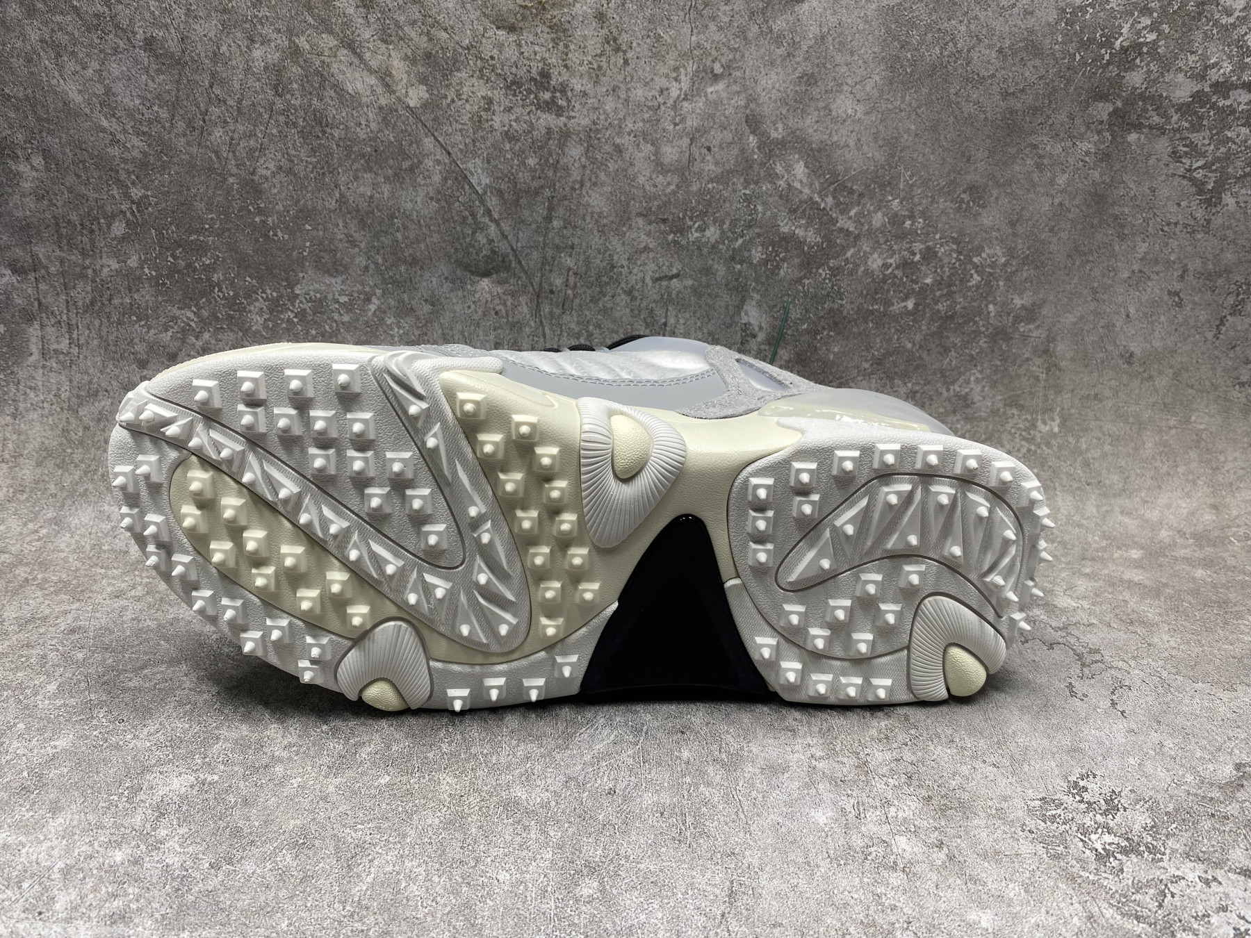 UA Off-White Odsy-2000 Sneaker