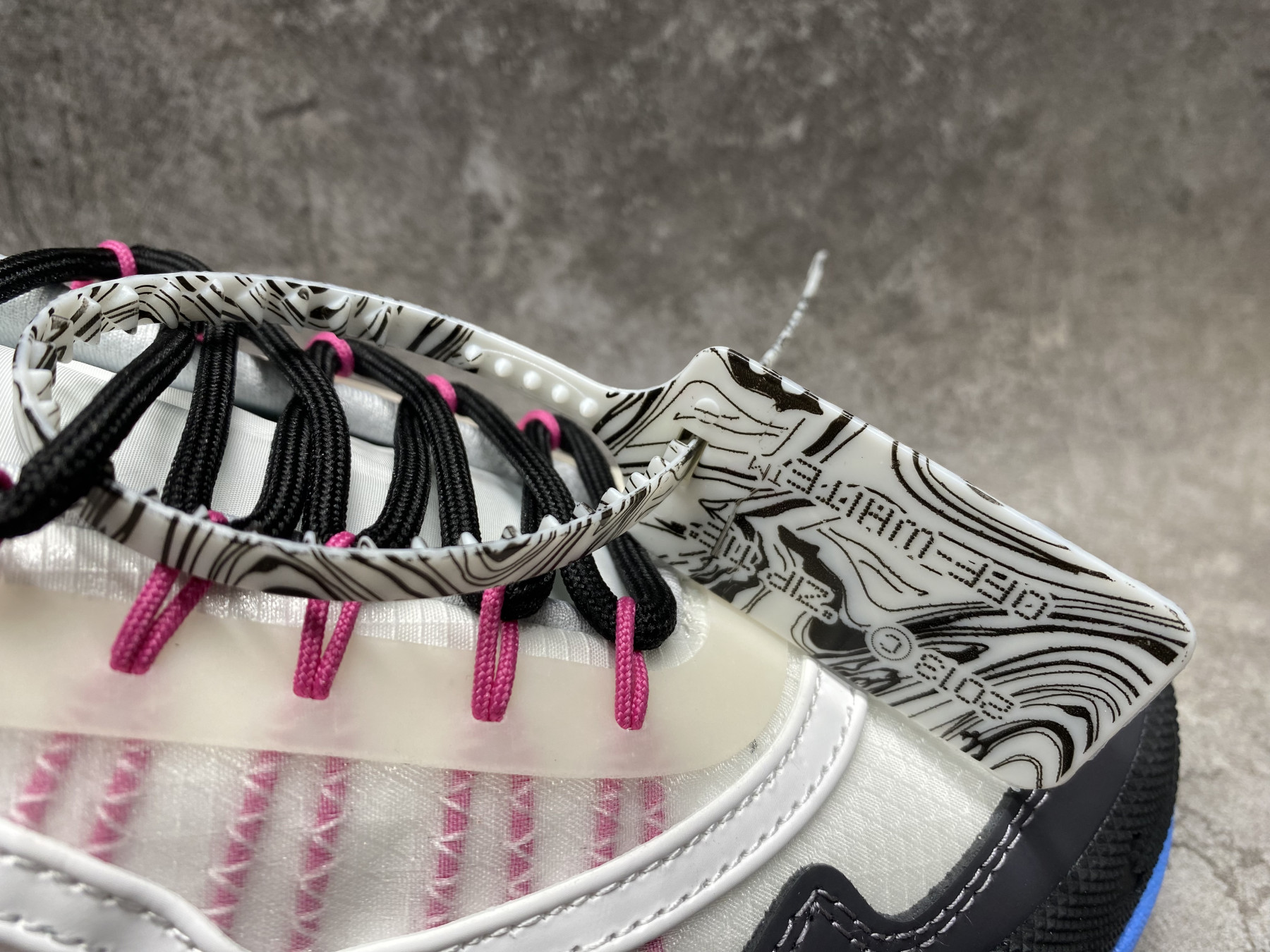 UA Off-White Odsy-2000 Sneaker