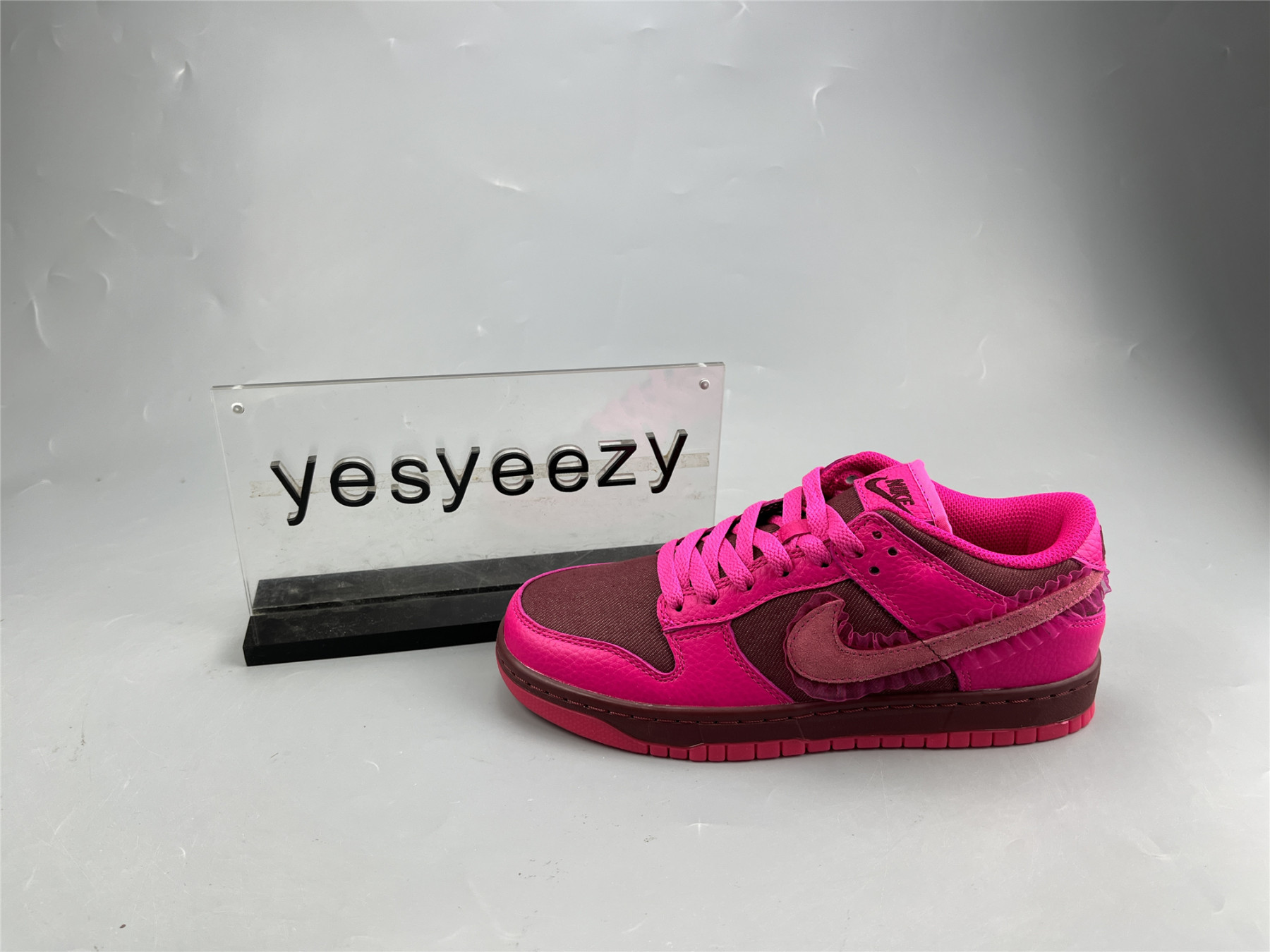 UA NIKE WMNS DUNK LOW