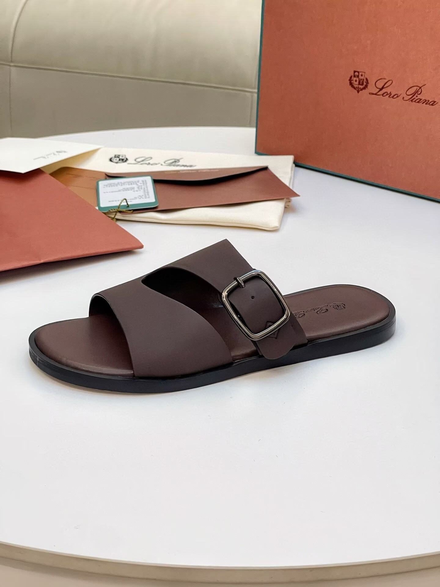 ua L0r0 P1ana sandals