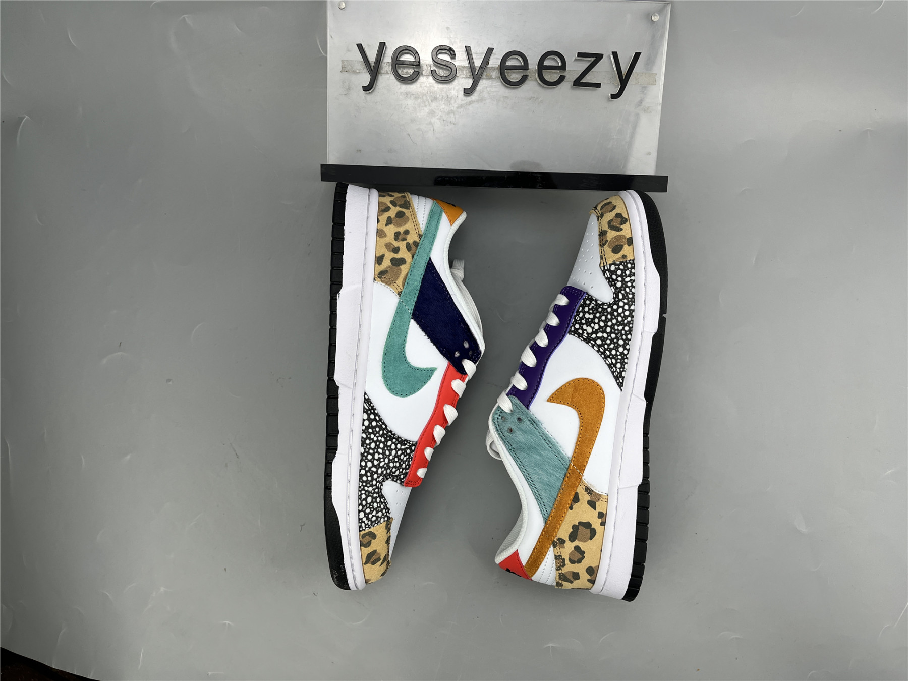 UA NIKE WMNS DUNK LOW SE