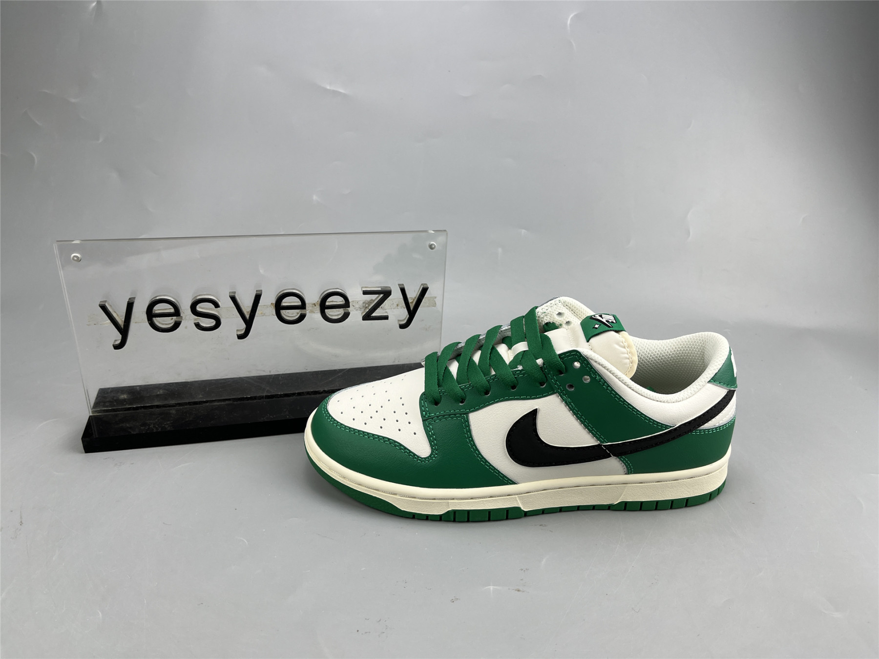 UA NIKE DUNK LOW SE 