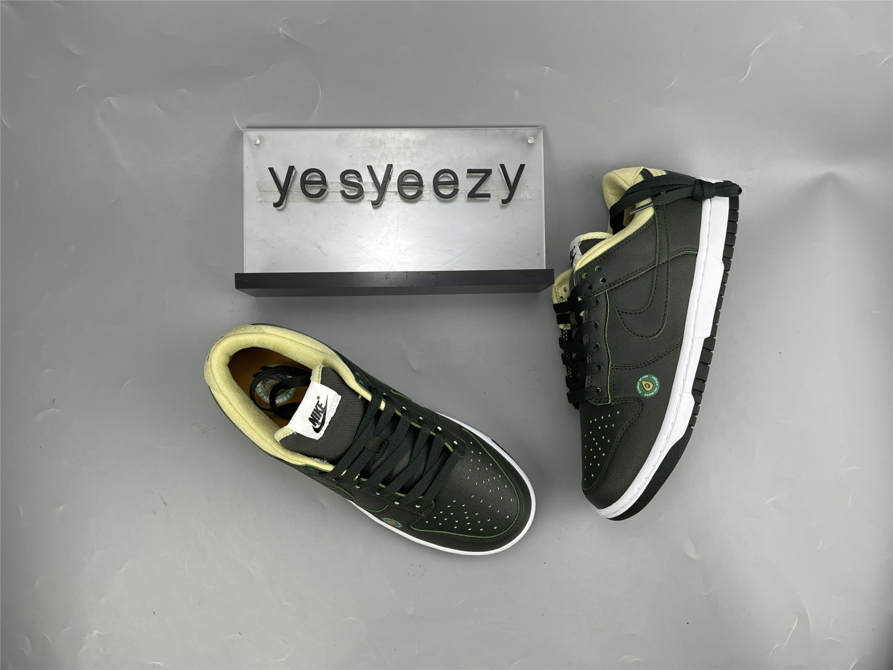 UA NIKE WMNS DUNK LOW LX