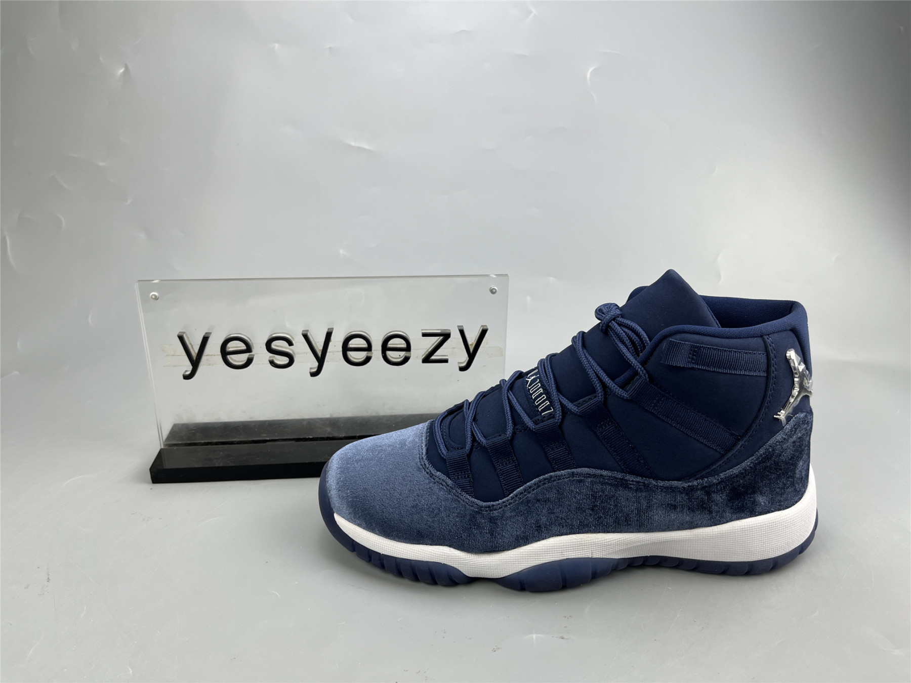 UA WMNS AIR JORDAN 11 RETRO