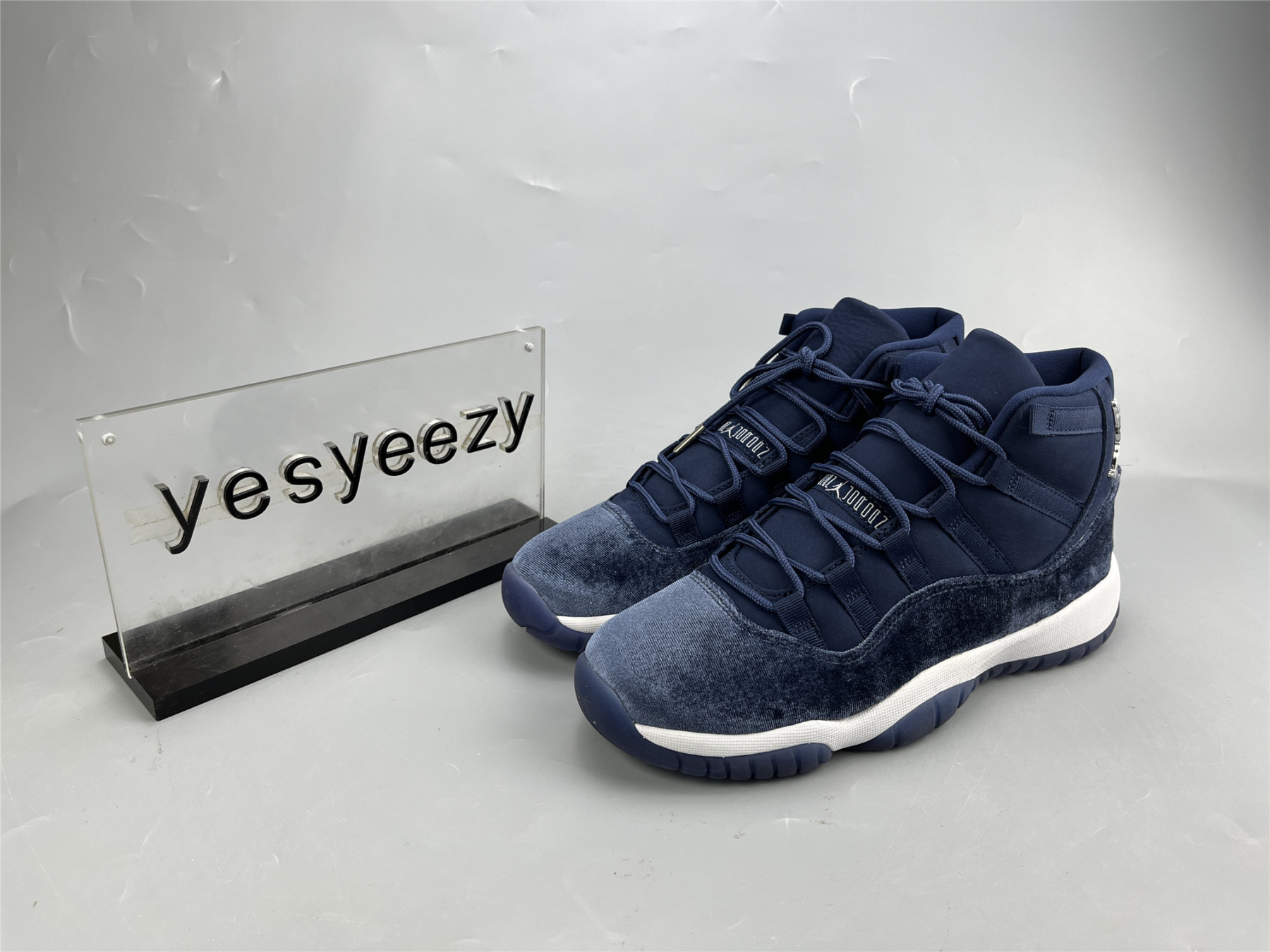 UA WMNS AIR JORDAN 11 RETRO