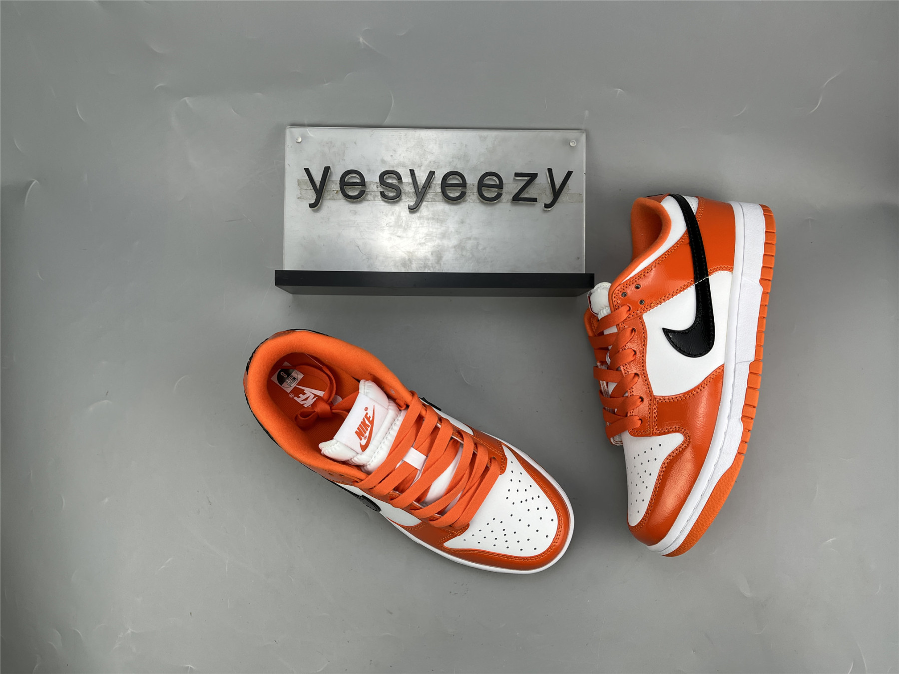 UA NIKE WMNS DUNK LOW