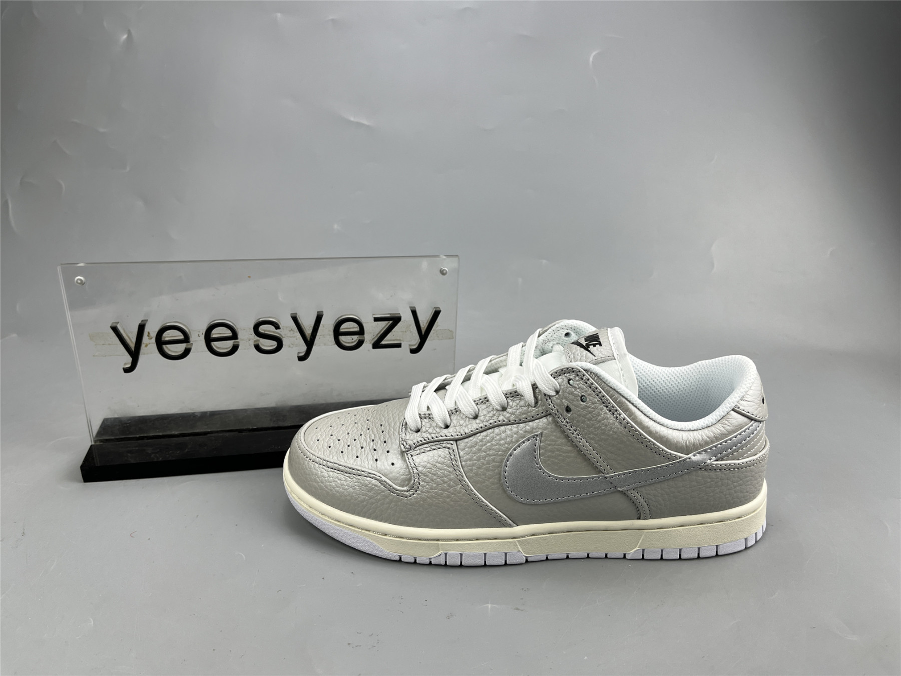 UA NIKE DUNK LOW SE 