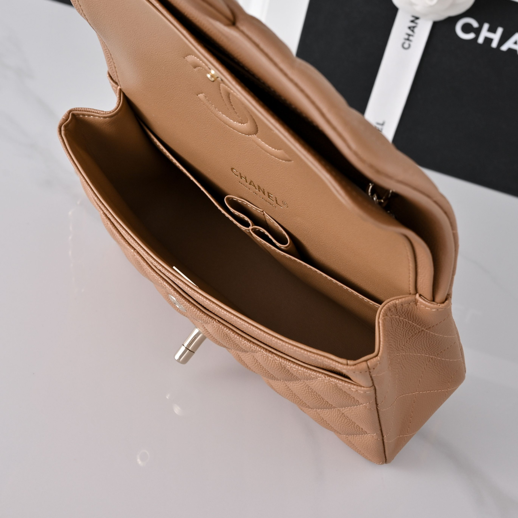 Chanel Classic Flap handbag Caramel with light gold hardware and caviar leather A01113 23x14.5x6cm