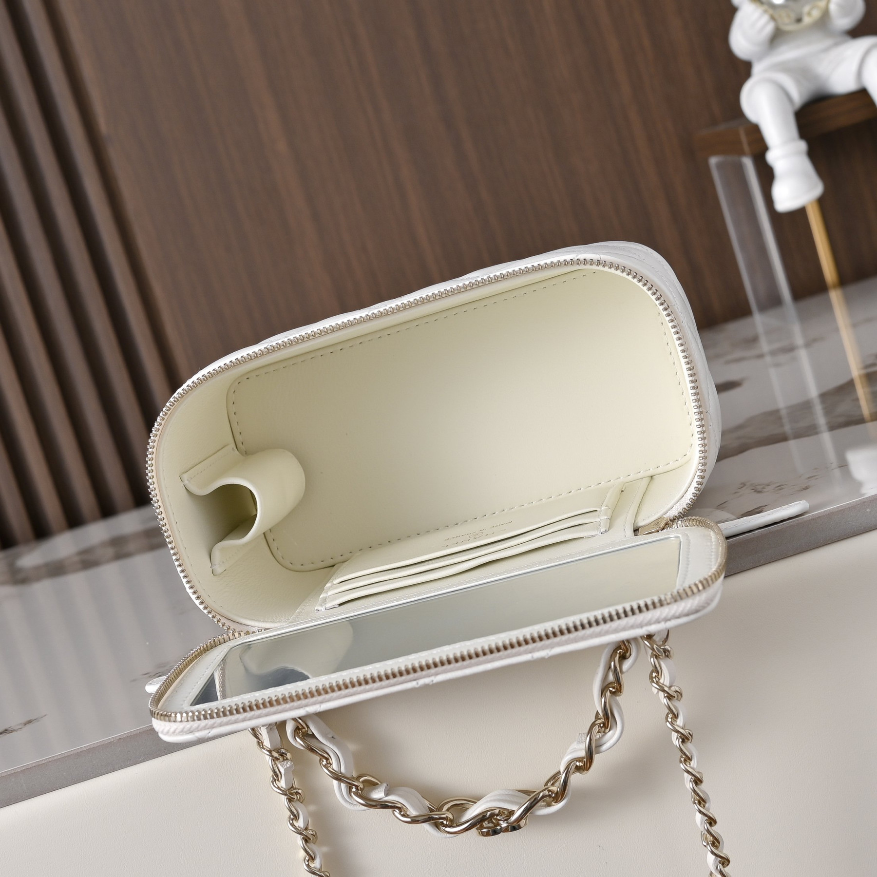 CHANEL Vanity With Chain 9.5x17x8cm
