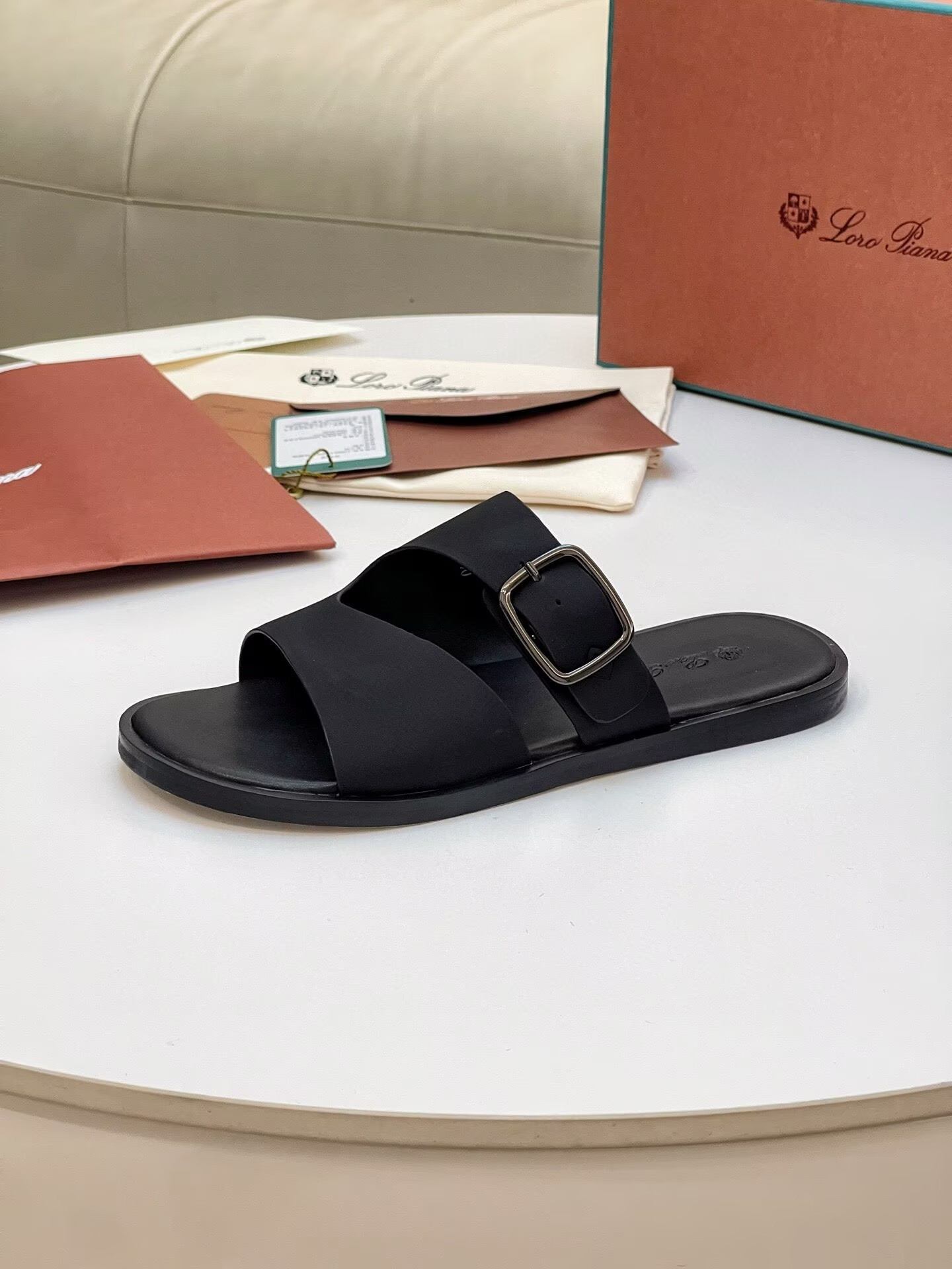 ua L0r0 P1ana sandals