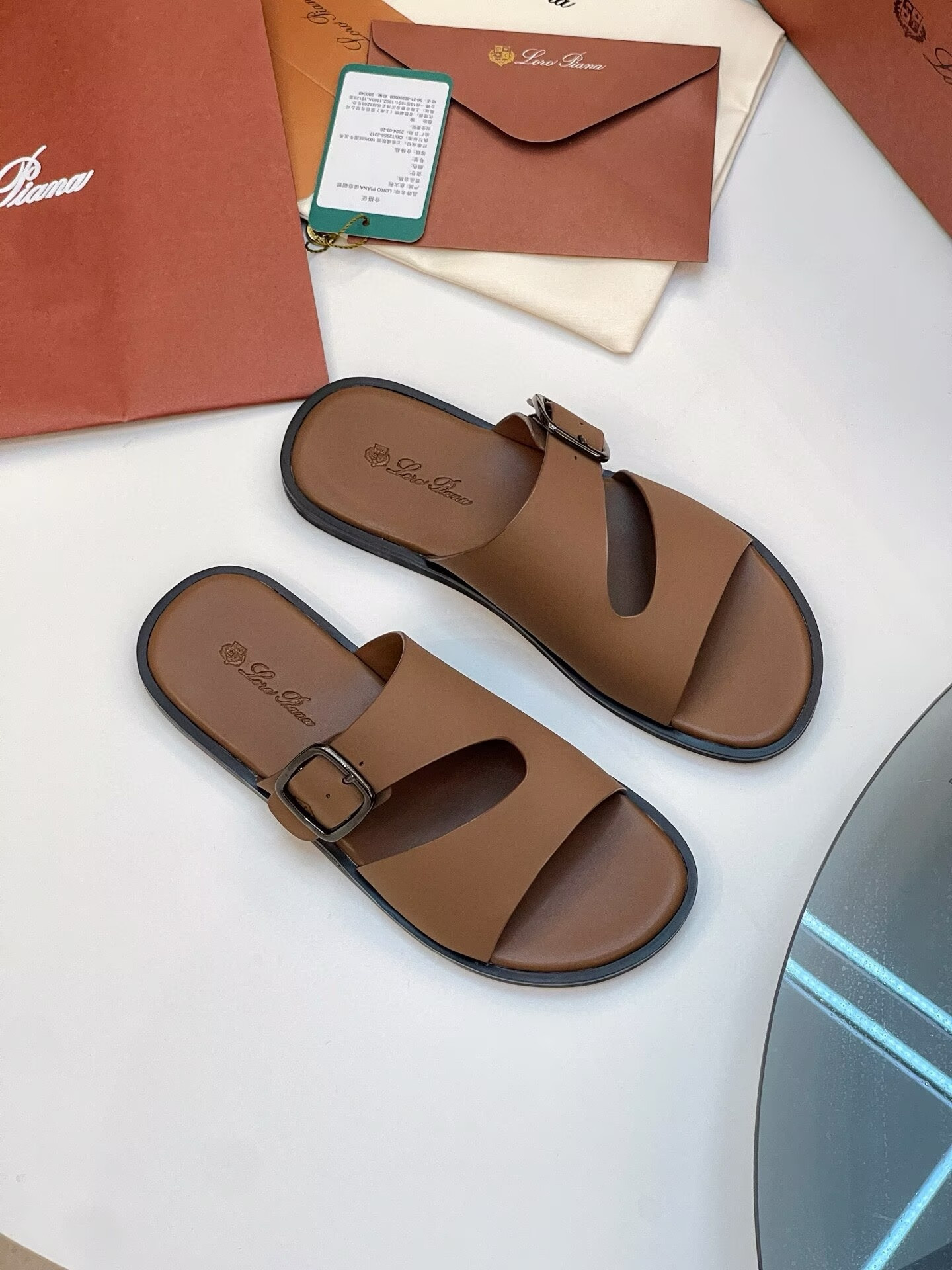 ua L0r0 P1ana sandals