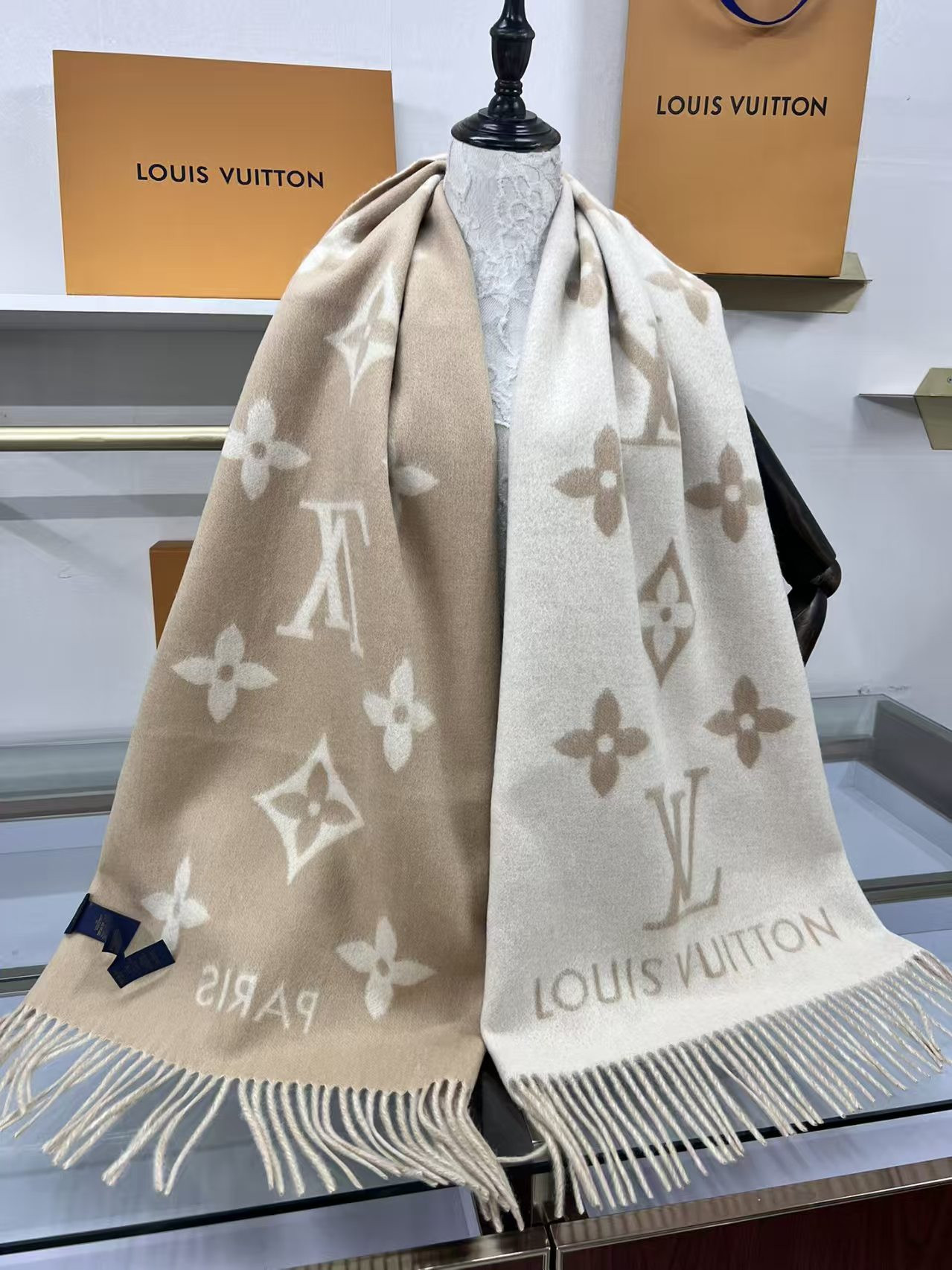 l0vis Vvtt0n reykjavik scarf