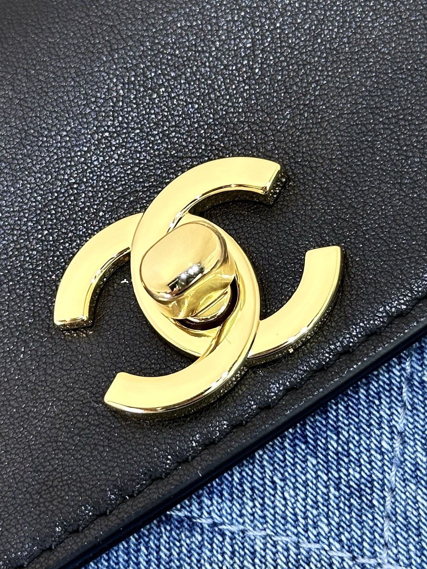 Chanel Small Tote AS6288 15x31x12cm