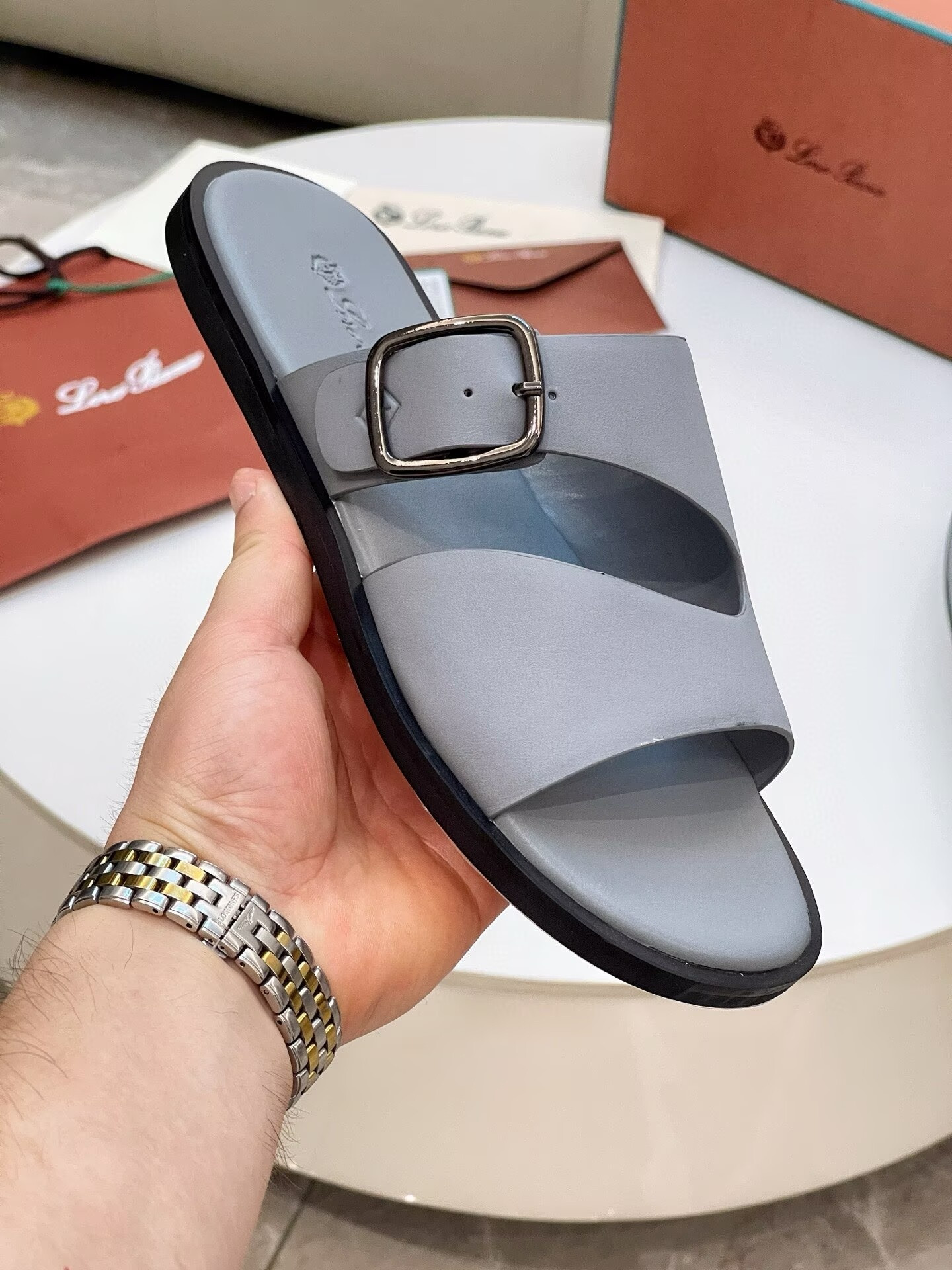ua L0r0 P1ana sandals