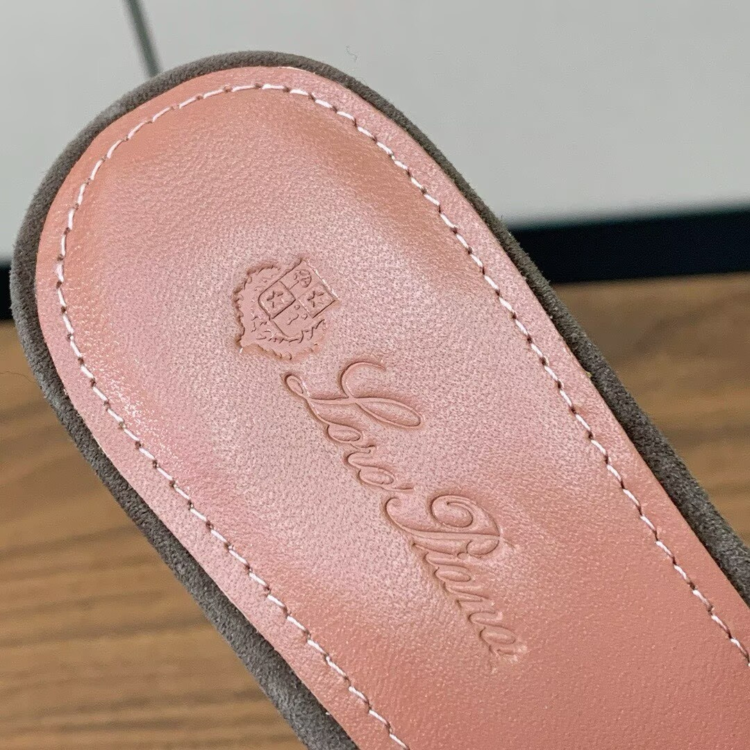 ua L0r0 P1ana summer charms sandal