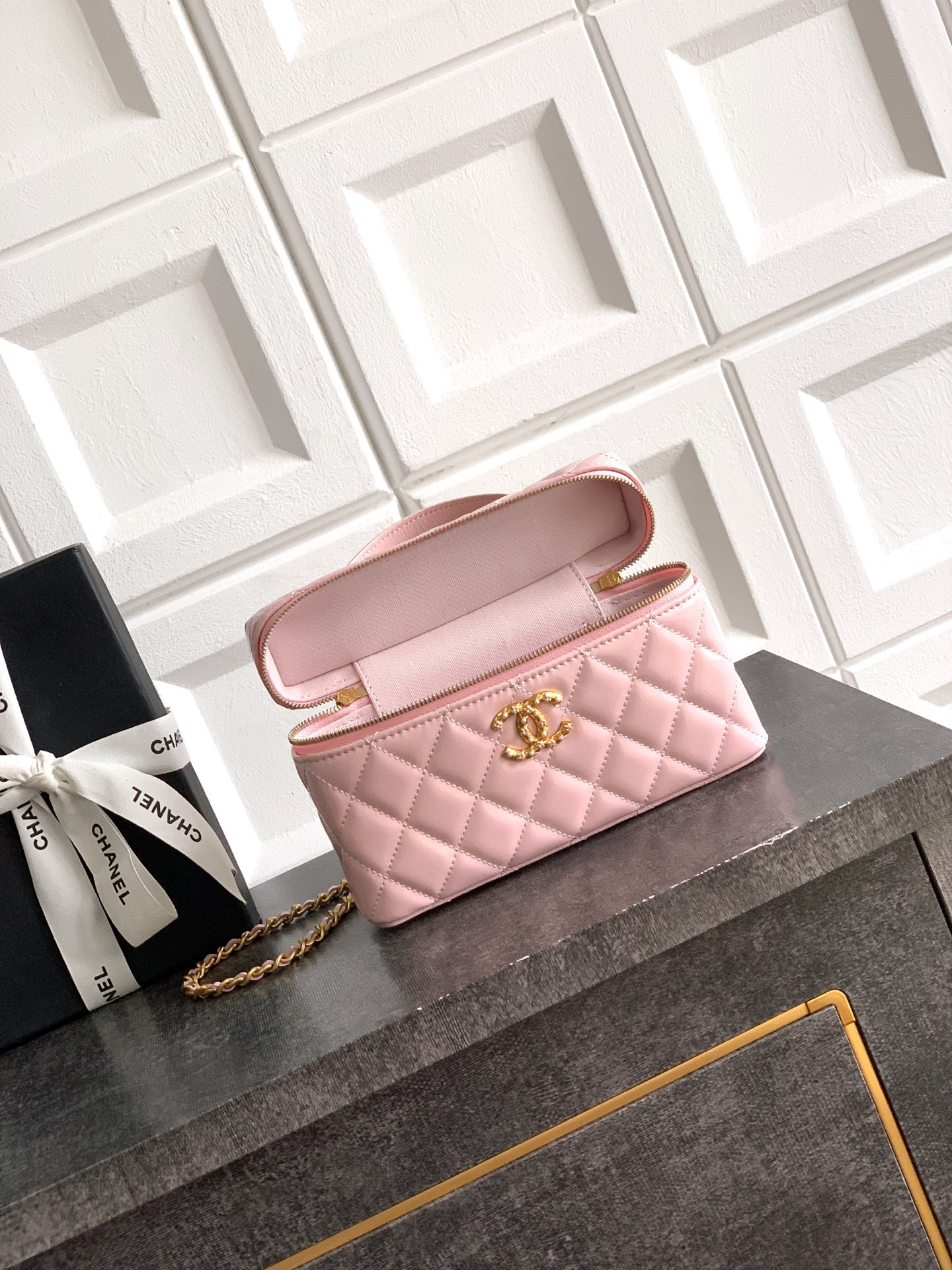 Chanel Vanity with Chain 17x19x5cm