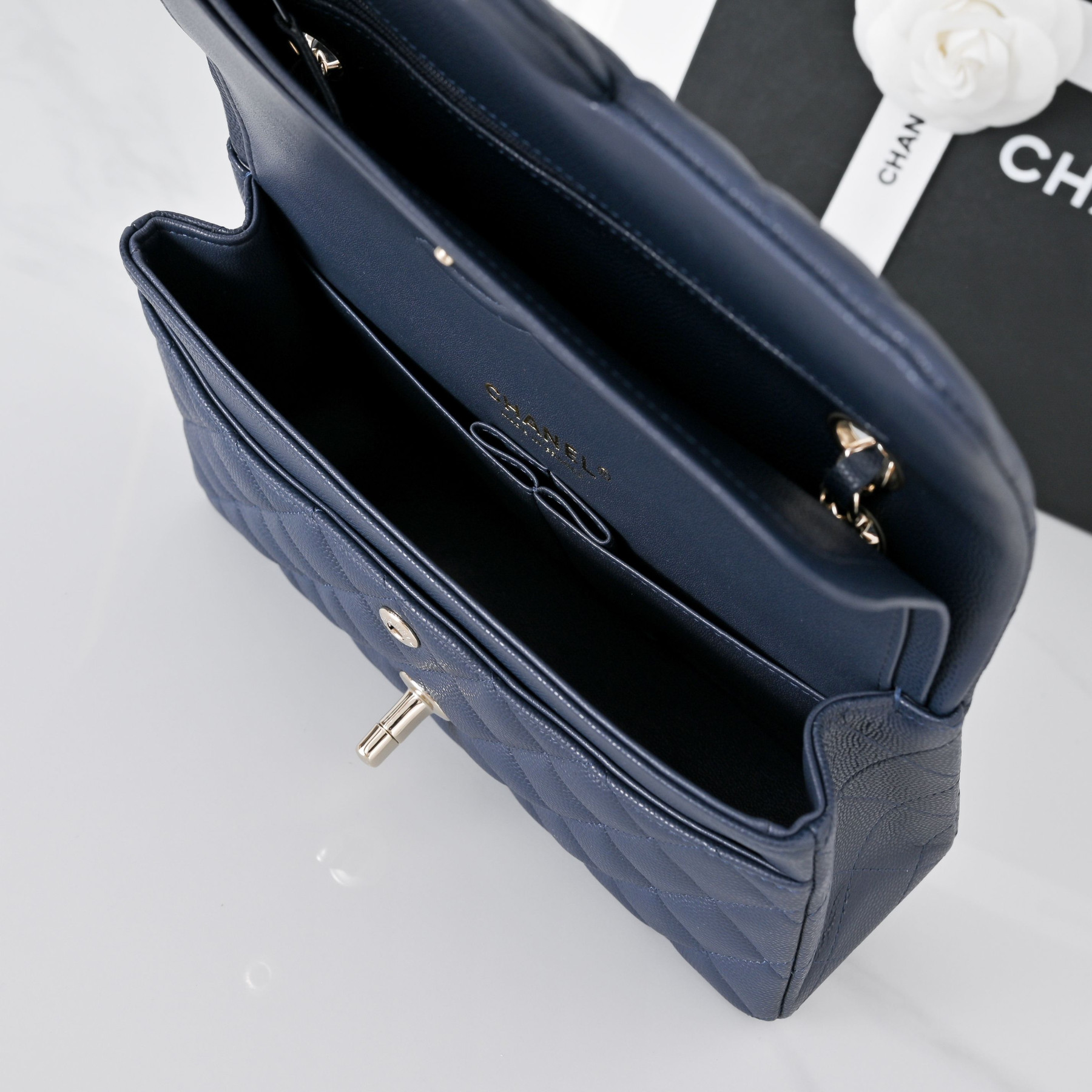 Chanel Classic Flap handbag Royal blue with light gold hardware and caviar leather A01113 23x14.5x6cm