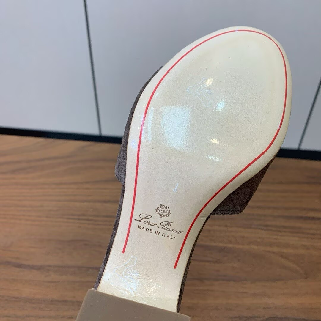 ua L0r0 P1ana summer charms sandal