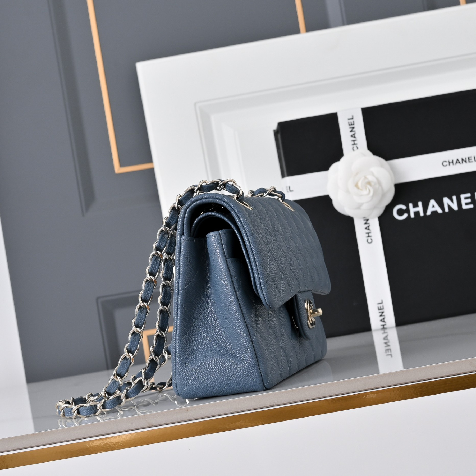 Chanel Classic Flap handbag Dusty blue with light gold hardware and caviar leather A01113 23x14.5x6cm