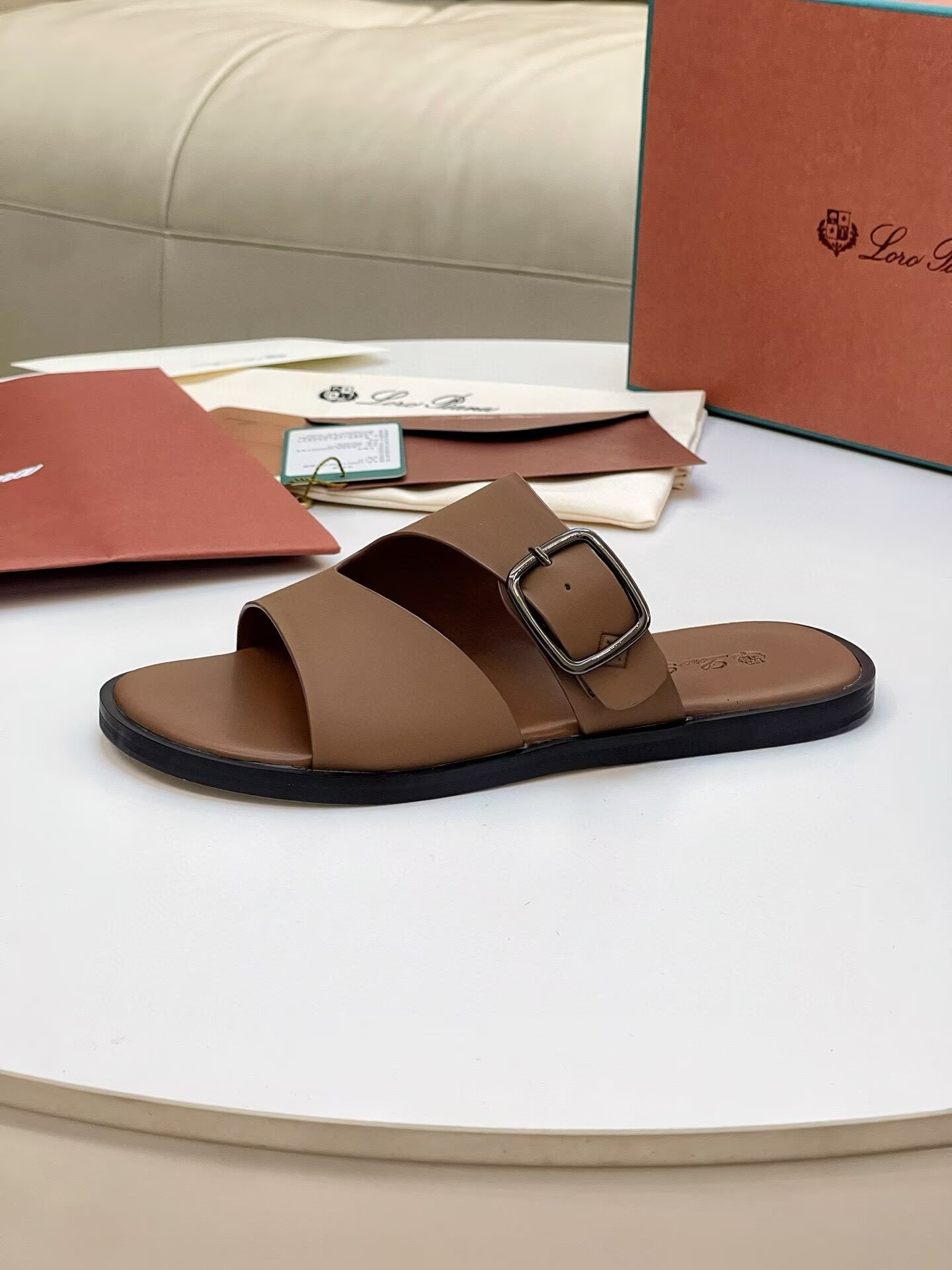 ua L0r0 P1ana sandals